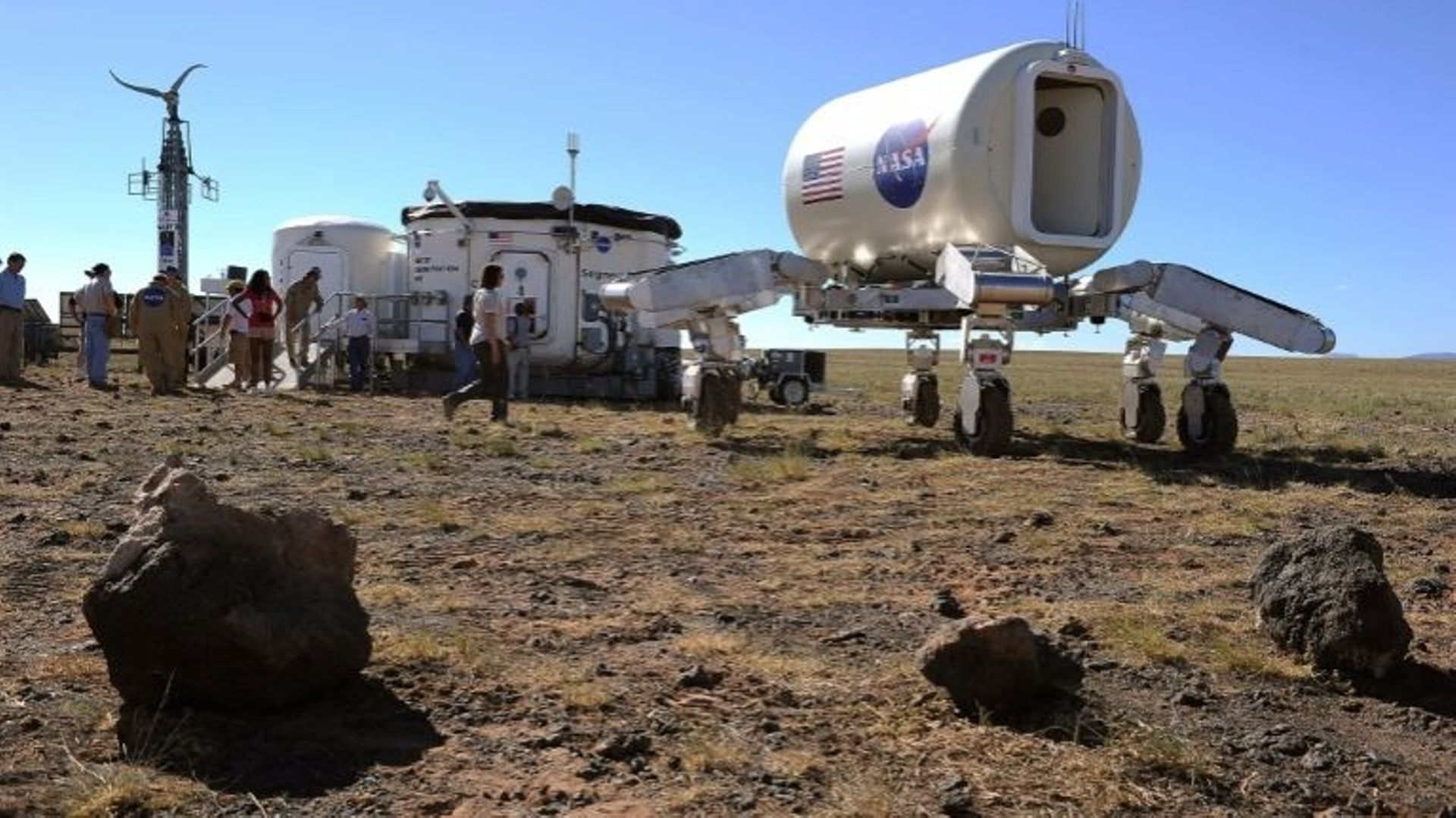 Le prototype de véhicule de transport de la Nasa All-Terrain Hex-Limbed Extra-Terrestrial Explorer (ATHLETE), le 15 septembre 2010 à Black Point Lava Flow, dans le nord du désert de l'Arizona.