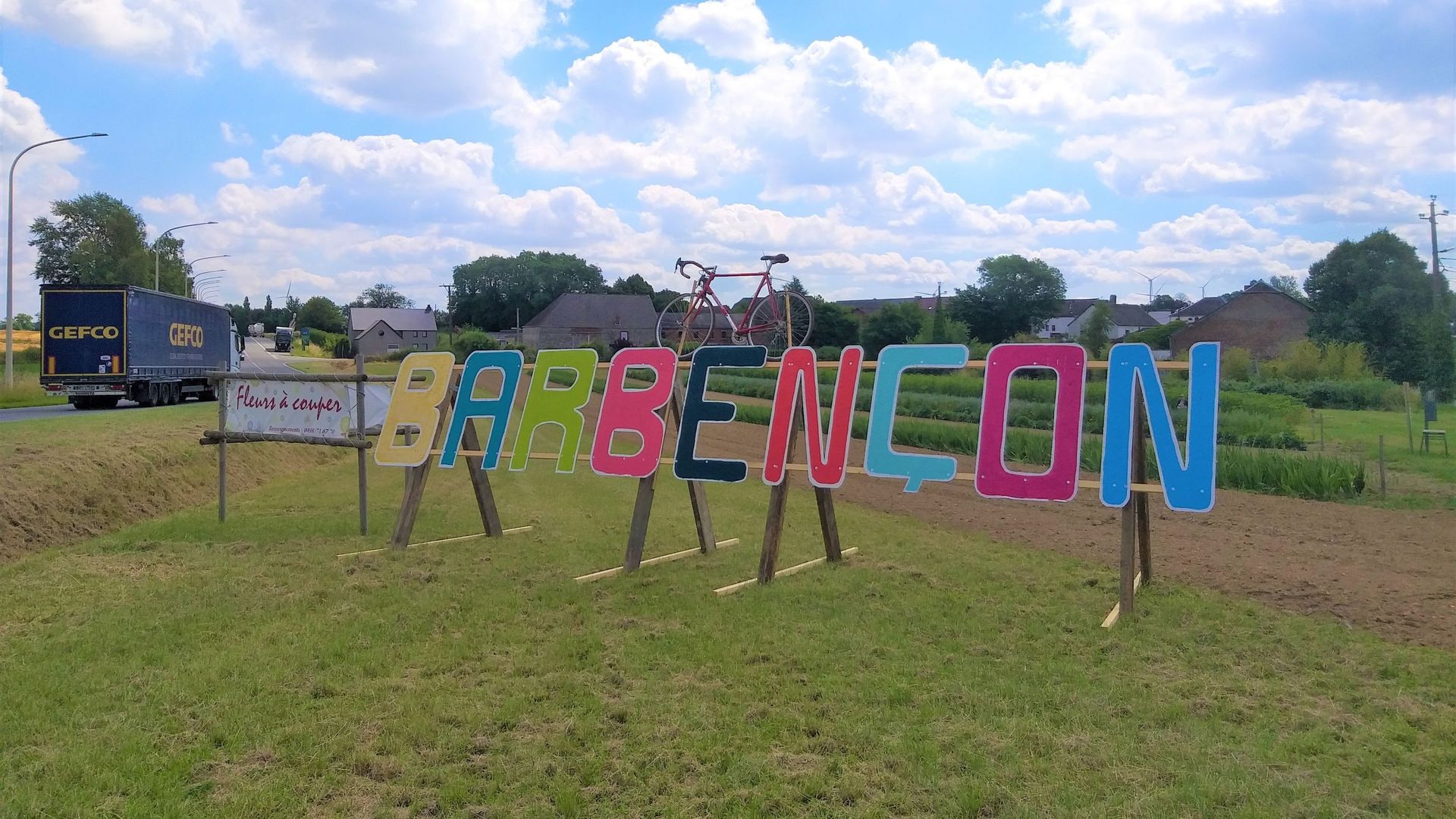 L'école du village de Barbençon a installé une inscription colorée à l'entrée du village.  