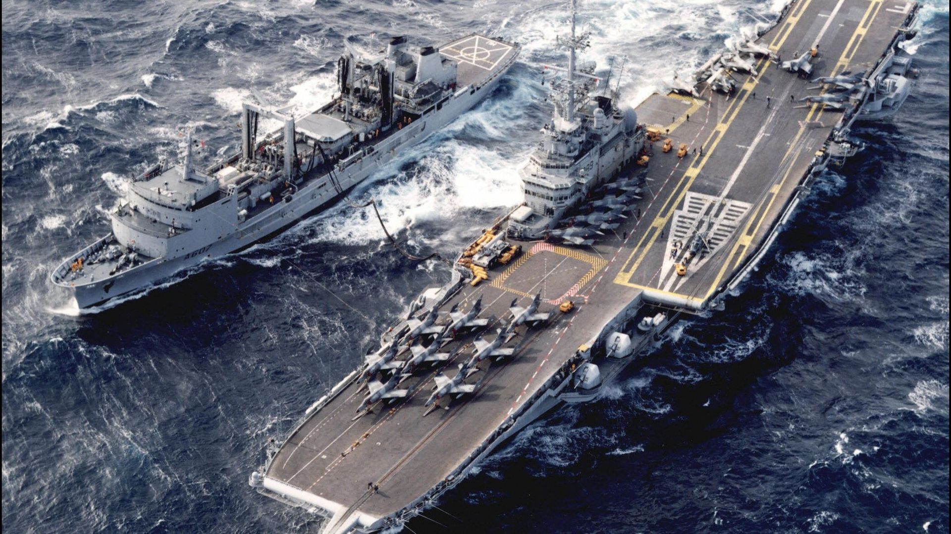 Cette photo d’archive prise le 10 février 1994 montre une vue aérienne de l’ancien porte-avions français "Foch", accompagné du bateau-citerne "Meuse", en mer Adriatique.