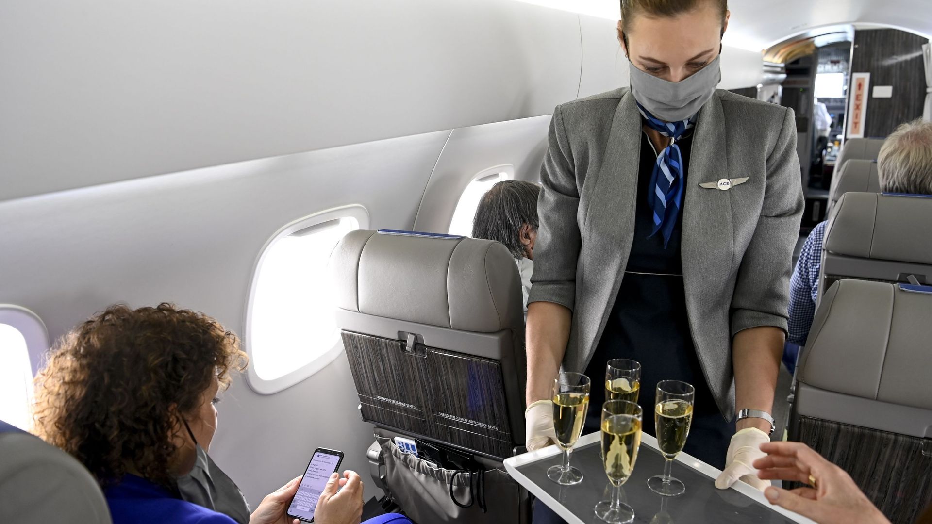 Coupes de champagne servies à bord d'un avion