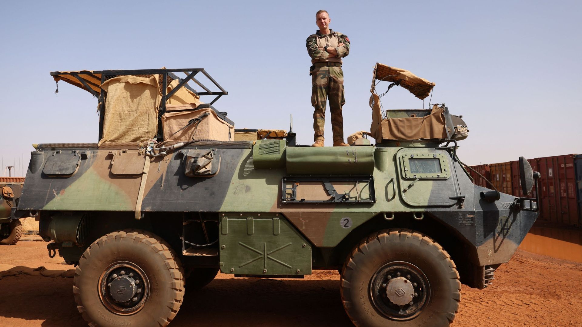Soldat français, le capitaine François-Xavier du 2e REP posant devant des véhicules blindés dans la base militaire de Gao, dans le nord du Mali, le 4 décembre 2021.