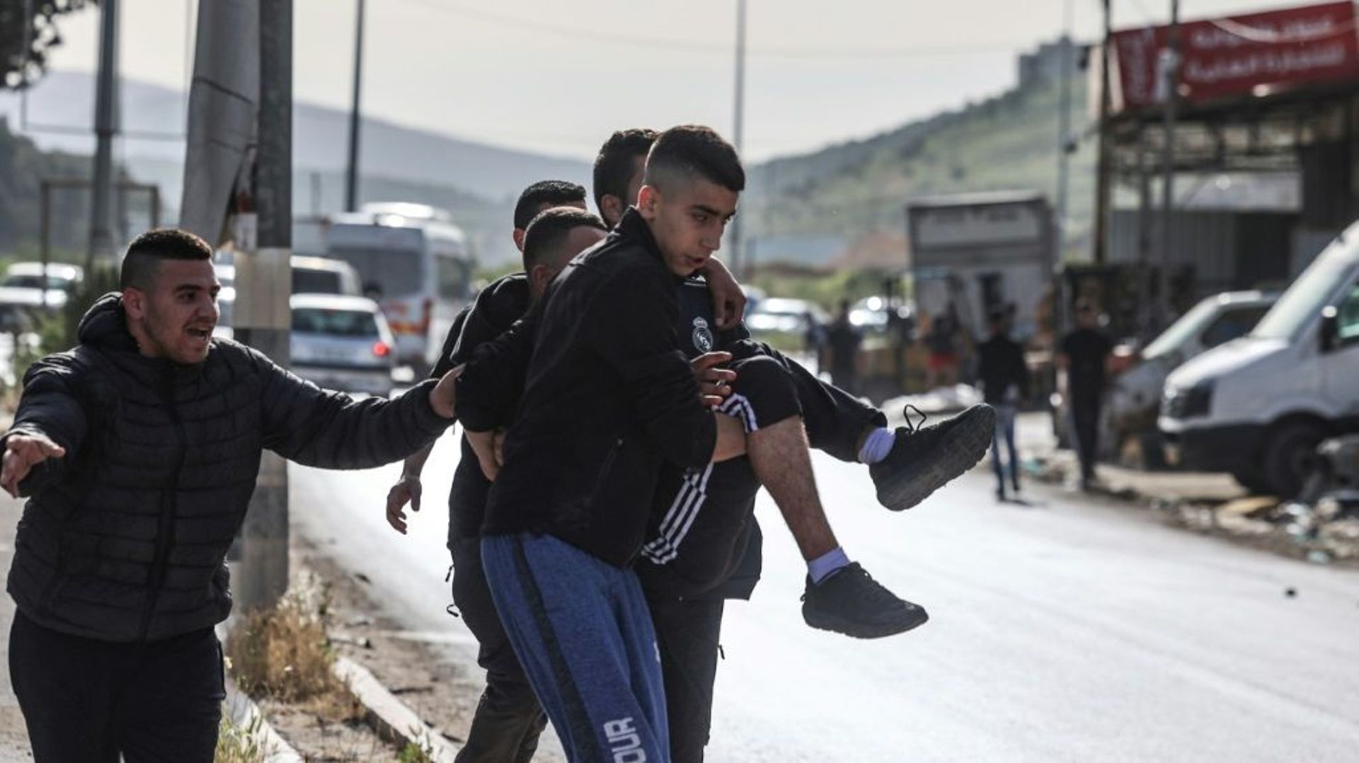 Des Palestiniens portent un blessé après une opération de l’armée israélienne dans le camp de réfugiés de Nour Chams, près de la ville de Tulkarem, dans le nord de la Cisjordanie, le 10 avril 2022