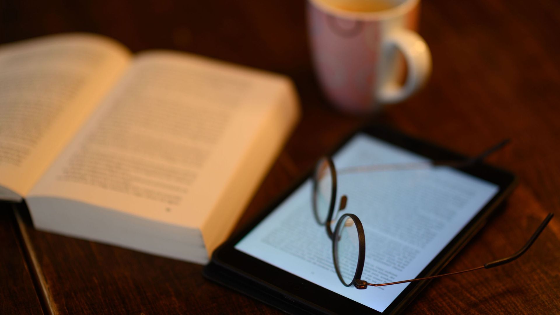 Livre papier ou liseuse électronique : que choisir pour réduire son empreinte carbone ?