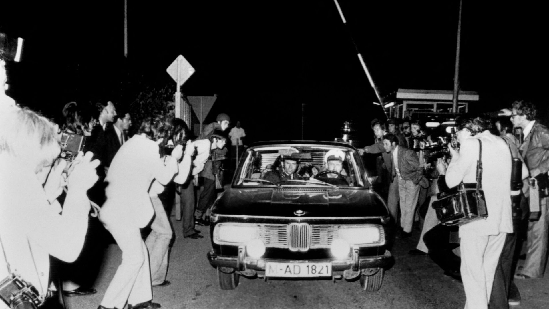 Une voiture de police extrait les 3 terroristes encore vivants de la base aérienne de Furstenfedbruck, près de Munich. 1972