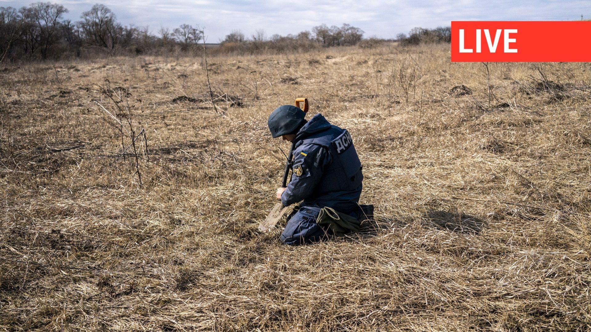 Le 15 mars 2023, un membre de l'équipe de l'Unité des services d'urgence de l'État ukrainien procède au déminage dans le district Industrialnyi de la région de Kharkiv.