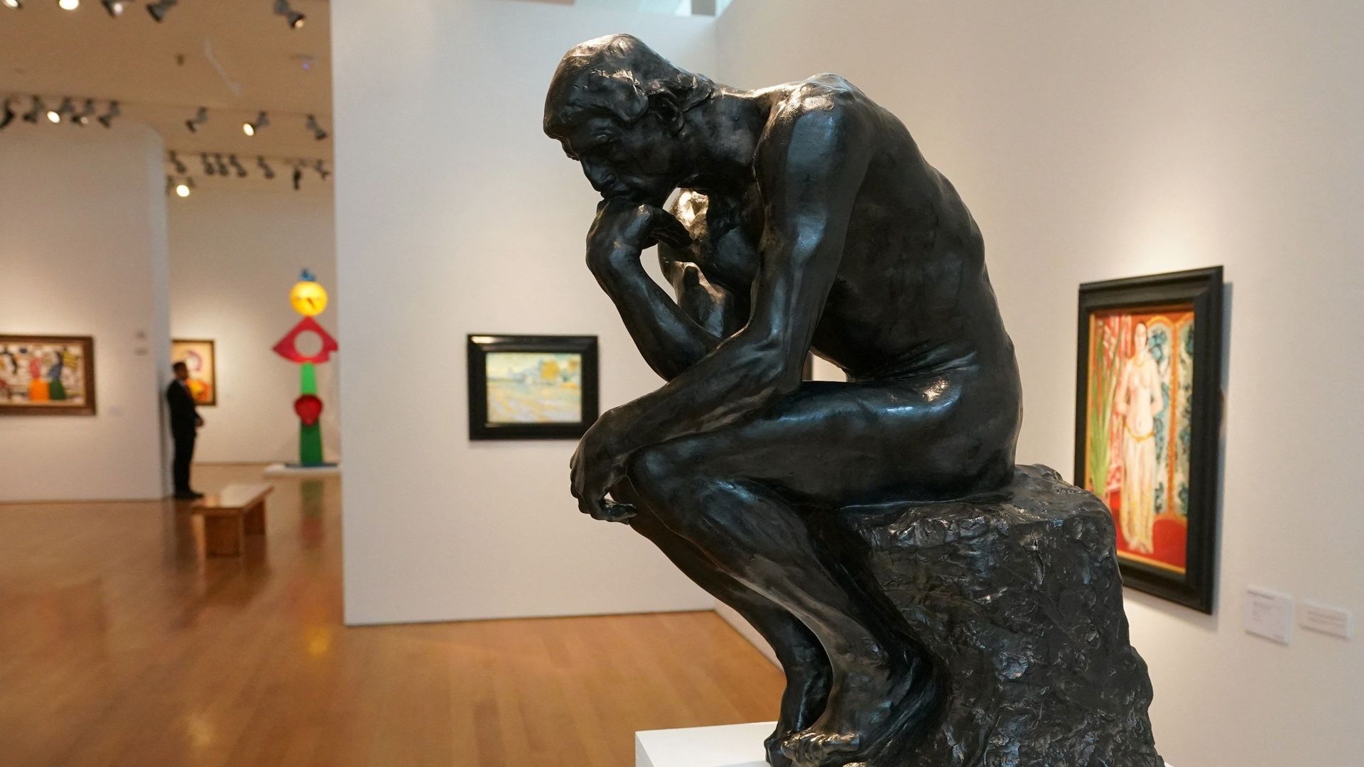 Une quarantaine d’exemplaires du célèbre "penseur" – un homme assis dans une attitude pensive avec le bas du visage appuyé sur sa main droite – ont été réalisés du vivant du sculpteur et jusqu’en 1969.