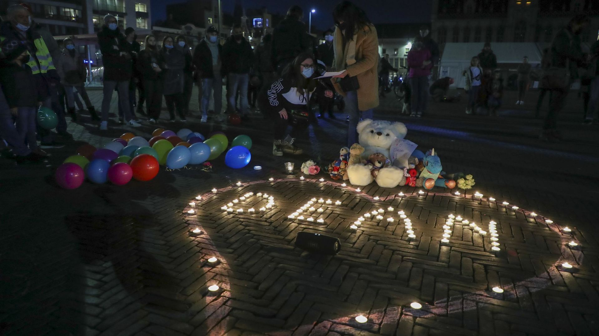 Des personnes ont déposé des bougies et des ours en peluche lors d'un rassemblement silencieux en hommage à Dean Verberckmoes, quatre ans, devant l'hôtel de ville de Sint-Niklaas, le mardi 18 janvier 2022