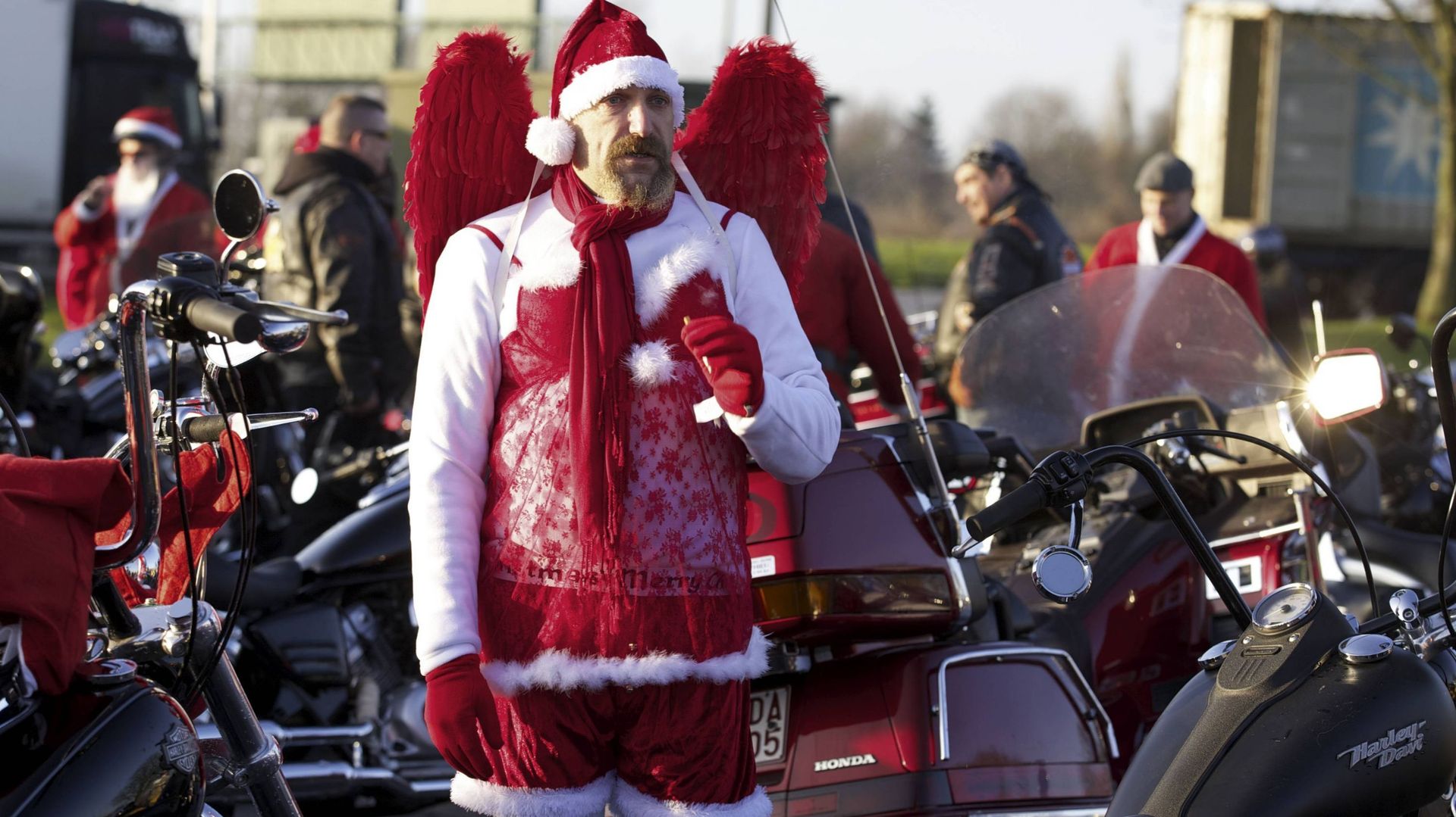 Un motard a préféré le déguisement de mère Noël, au défilé organisé à Bruxelles ce dimanche