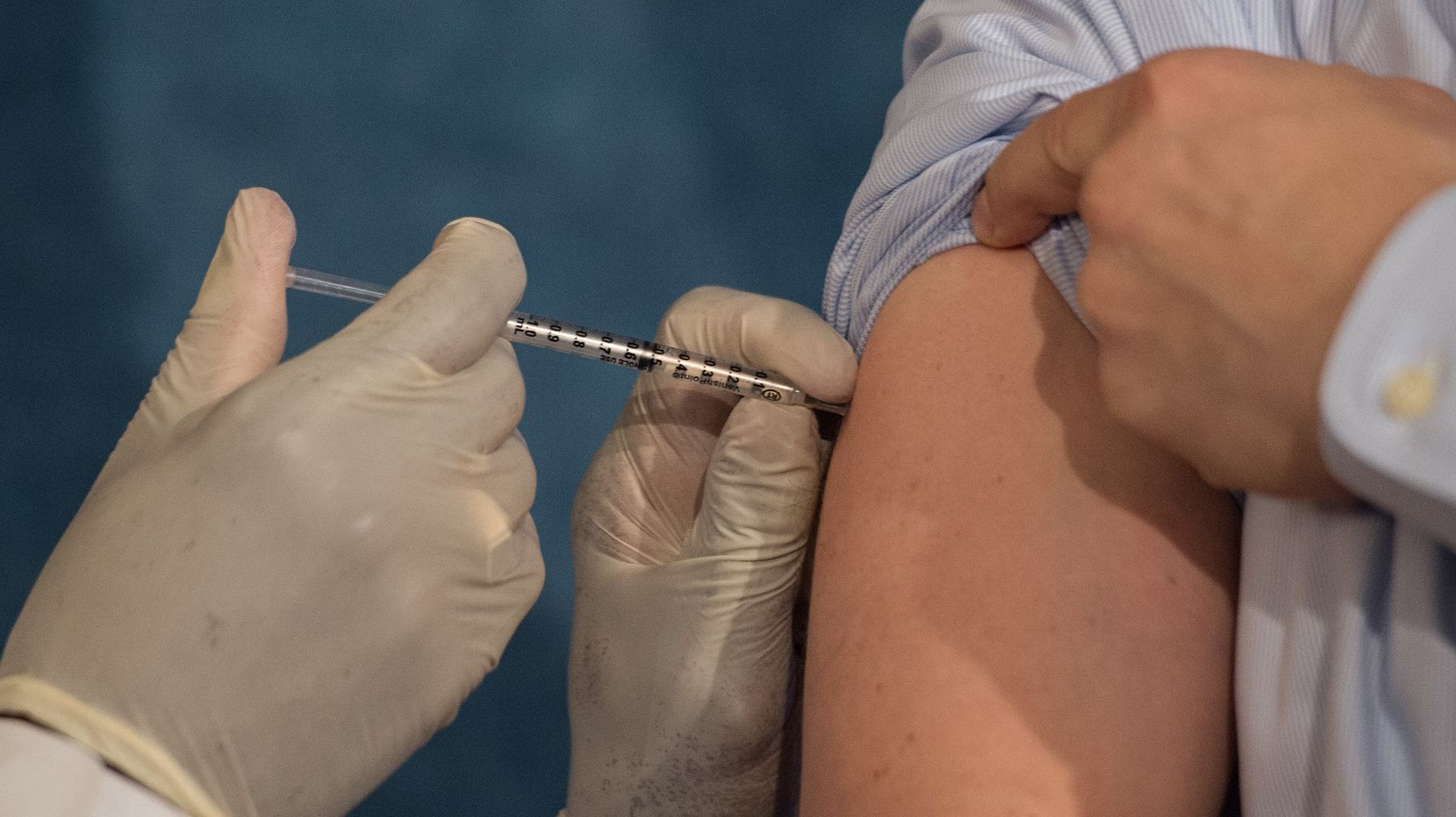 Coronavirus : un Italien tente de se faire vacciner sur un faux bras en silicone