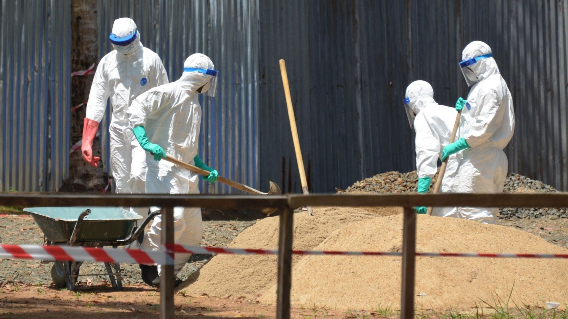 Ebola: en plein chaos, le Liberia enterre ses morts en masse