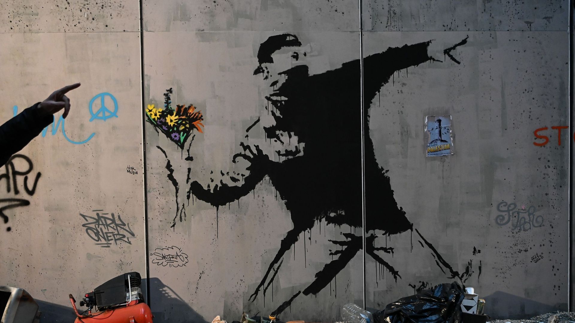 Œuvre d’art intitulée "Flower Thrower" sur le "Mur de Bethléem" de Banksy pendant l’exposition "The World of Banksy at The Immersive Experience" qui ouvre ses portes à la gare centrale de Milan, en Italie, le 2 décembre 2021.