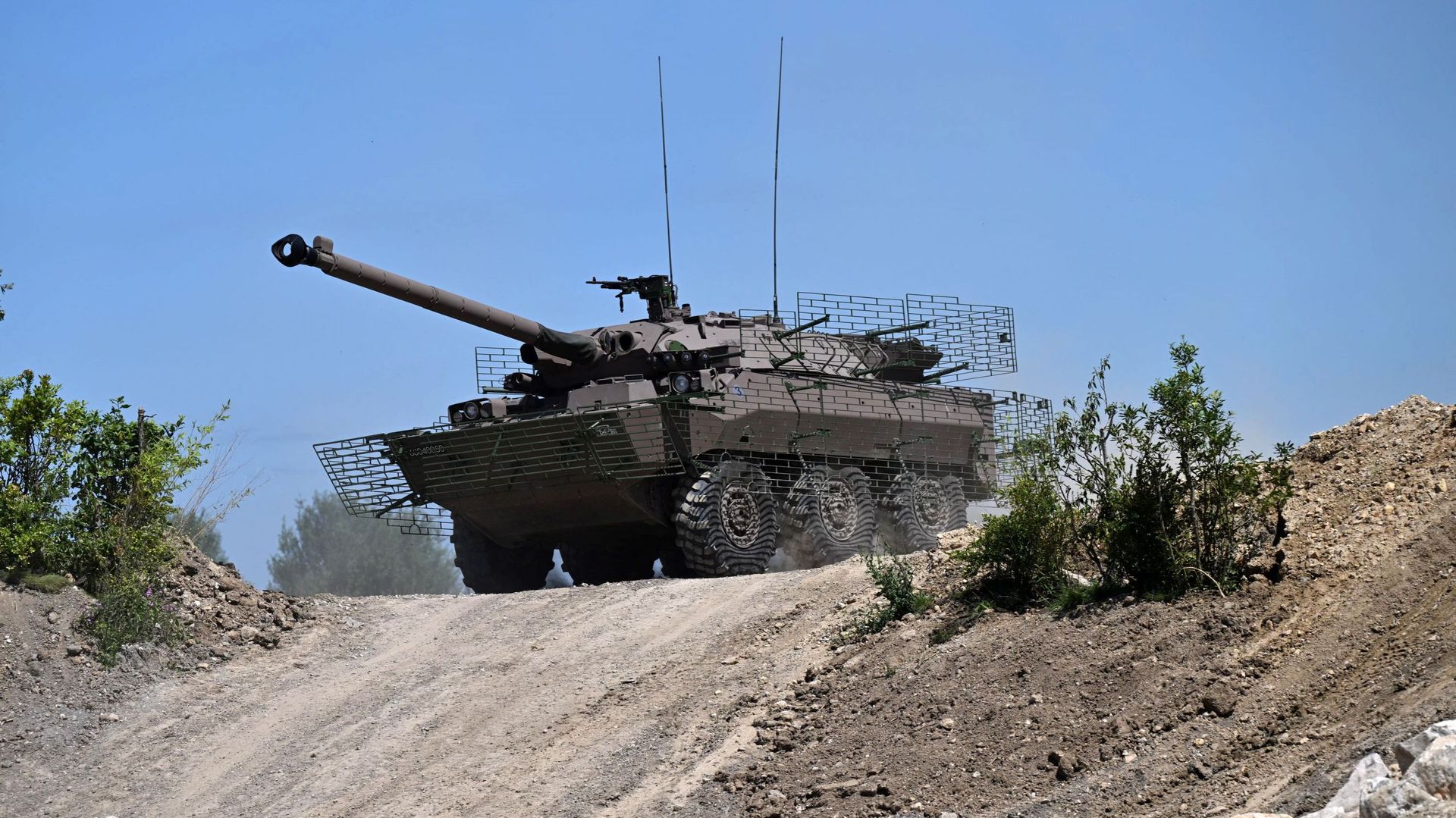 La France a promis la livraison de chars AMX-10 RC à l’Ukraine. Plus petits que le Léopard 2, ils "risquent de s’embourber lors du dégel".