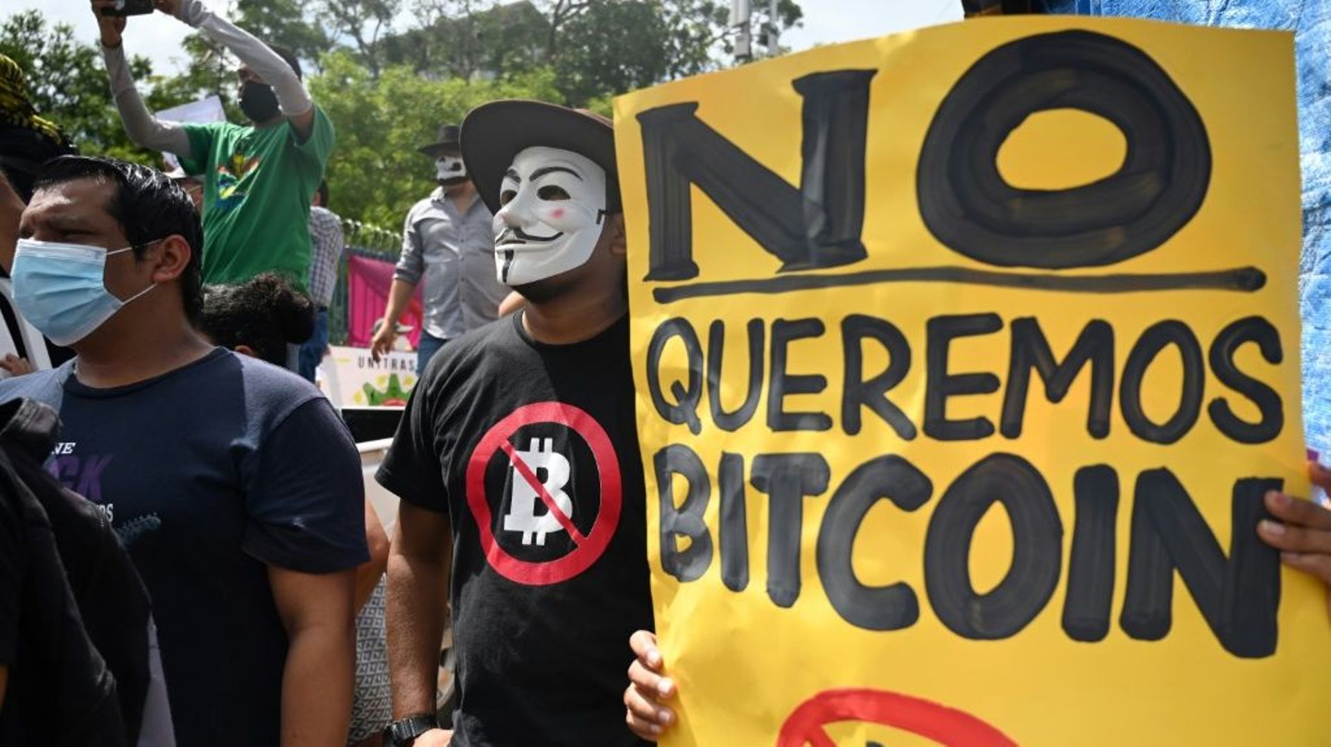 Des manifestants opposés à l'autorisation du bitcoin comme monnaie légale au Salvador, le 1er septembre 2021 à San Salvador