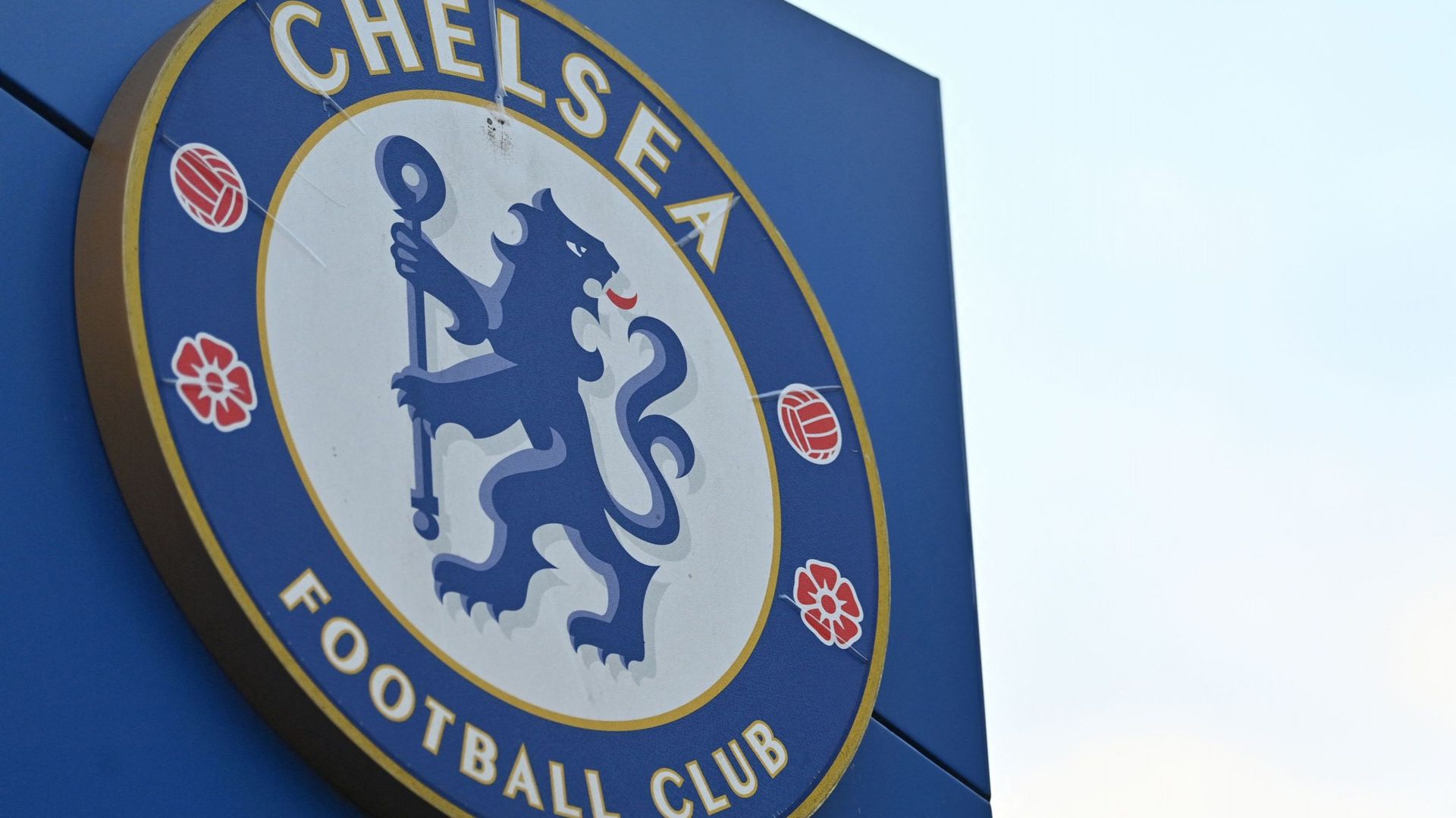 L’opérateur téléphonique britannique Three a annoncé jeudi la suspension de son partenariat avec le club de Chelsea, touché par les sanctions frappant son propriétaire russe Roman Abramovitch en raison de l’invasion russe en Ukraine.