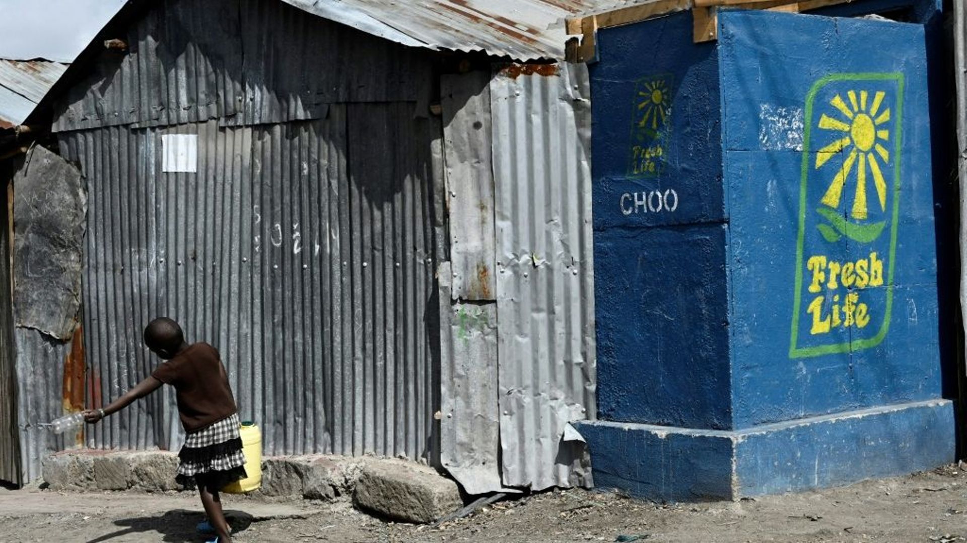 Des toilettes sèches installées dans le bidonville de Mukuru, à Nairobi, le 8 août 2019 au Kenya