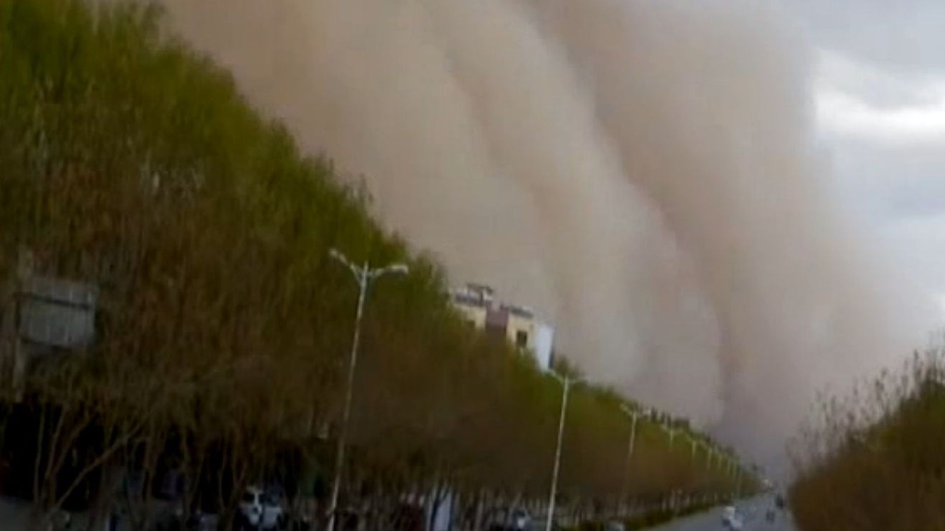 Une tempête de sable engloutit la ville de Phoenix, en Arizona - RTBF Actus