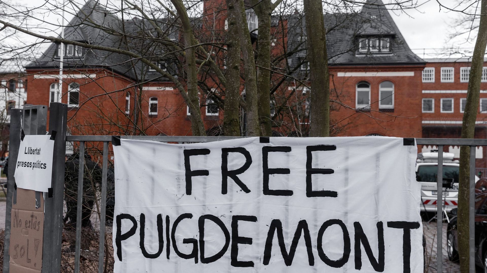 Calicot pour la liberation de Carles Puigdemont devant la prison de Neumuenster 