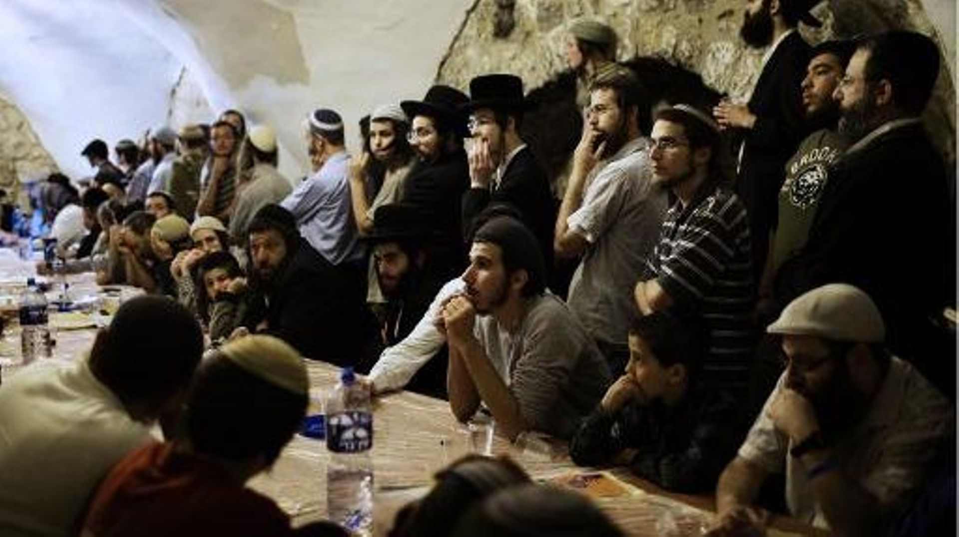 Des centaines de juifs nationalistes religieux sont rassemblés près du Cénacle à Jérusalem le 14 mai 2014 contre la venue du pape François