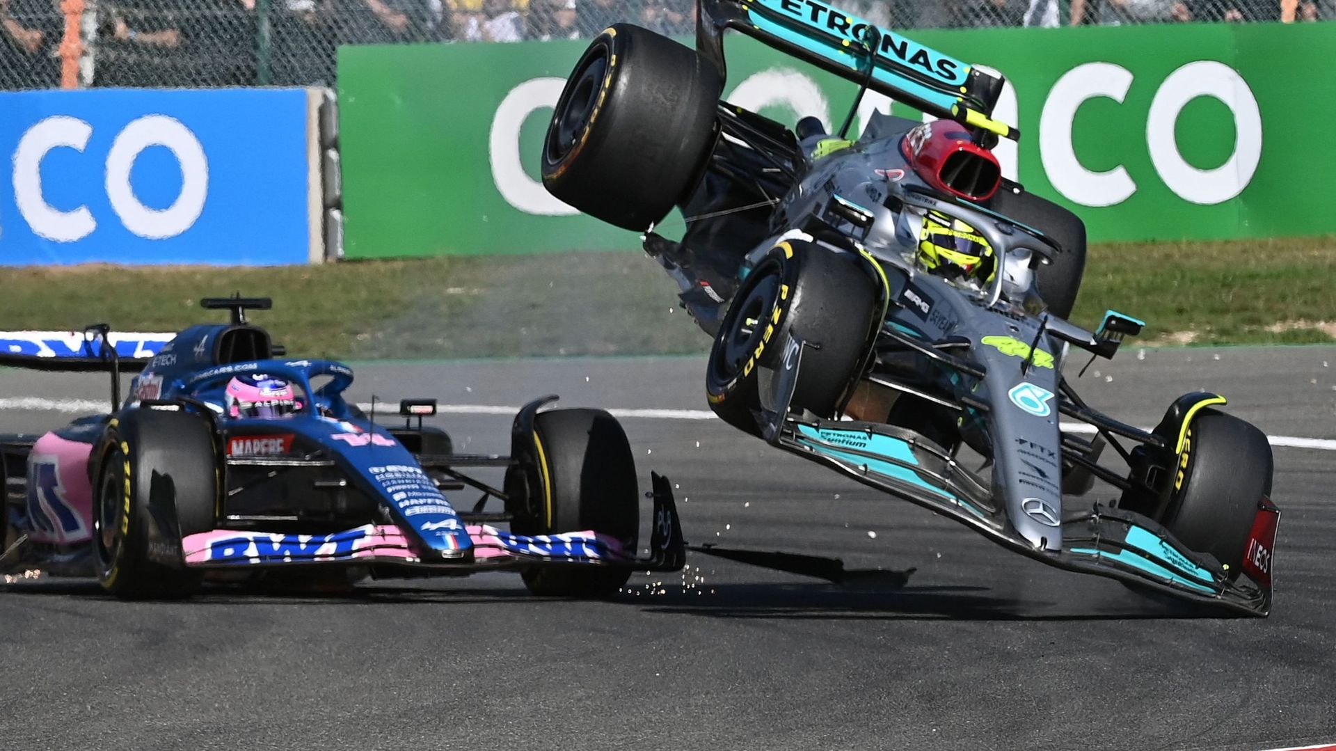 Accident entre deux voitures lors d'un Grand Prix de Formule 1