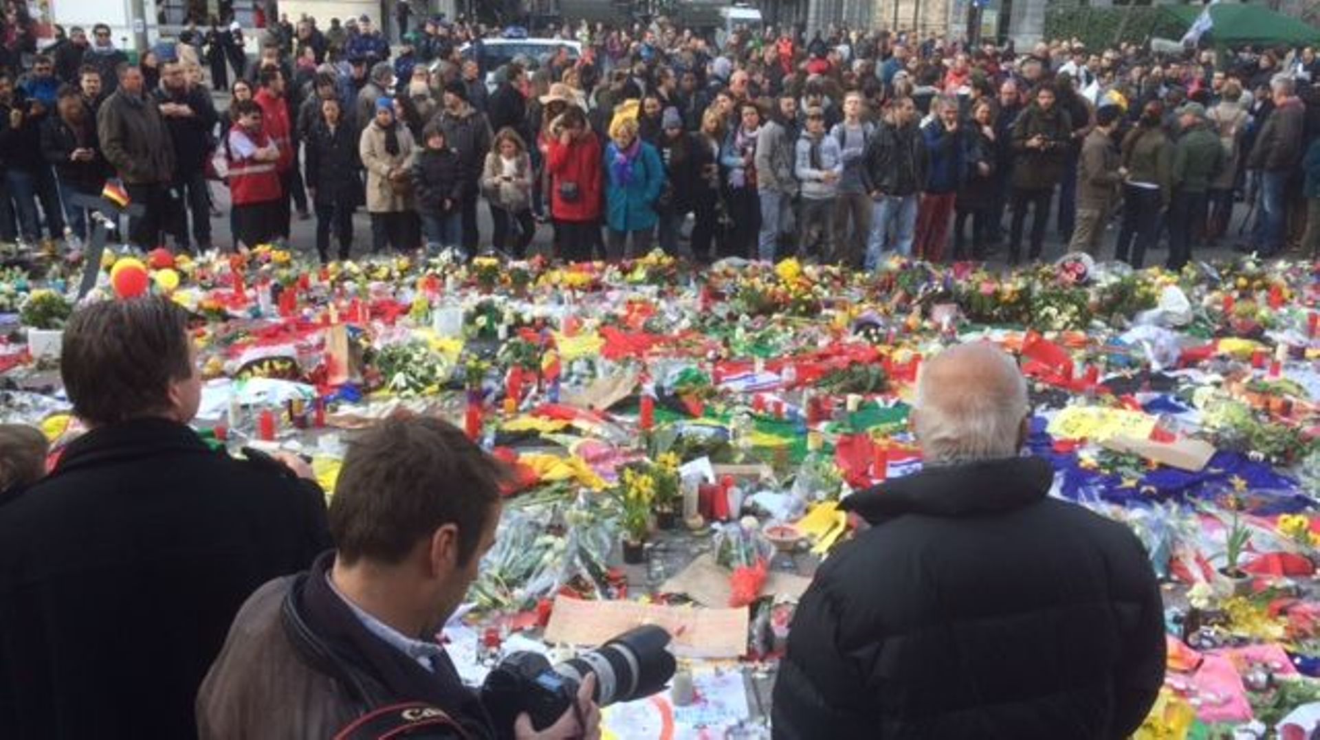 Devant la Bourse, des centaines de fleurs, petits mots, et objets déposés en hommage aux victimes des attentats de Bruxelles