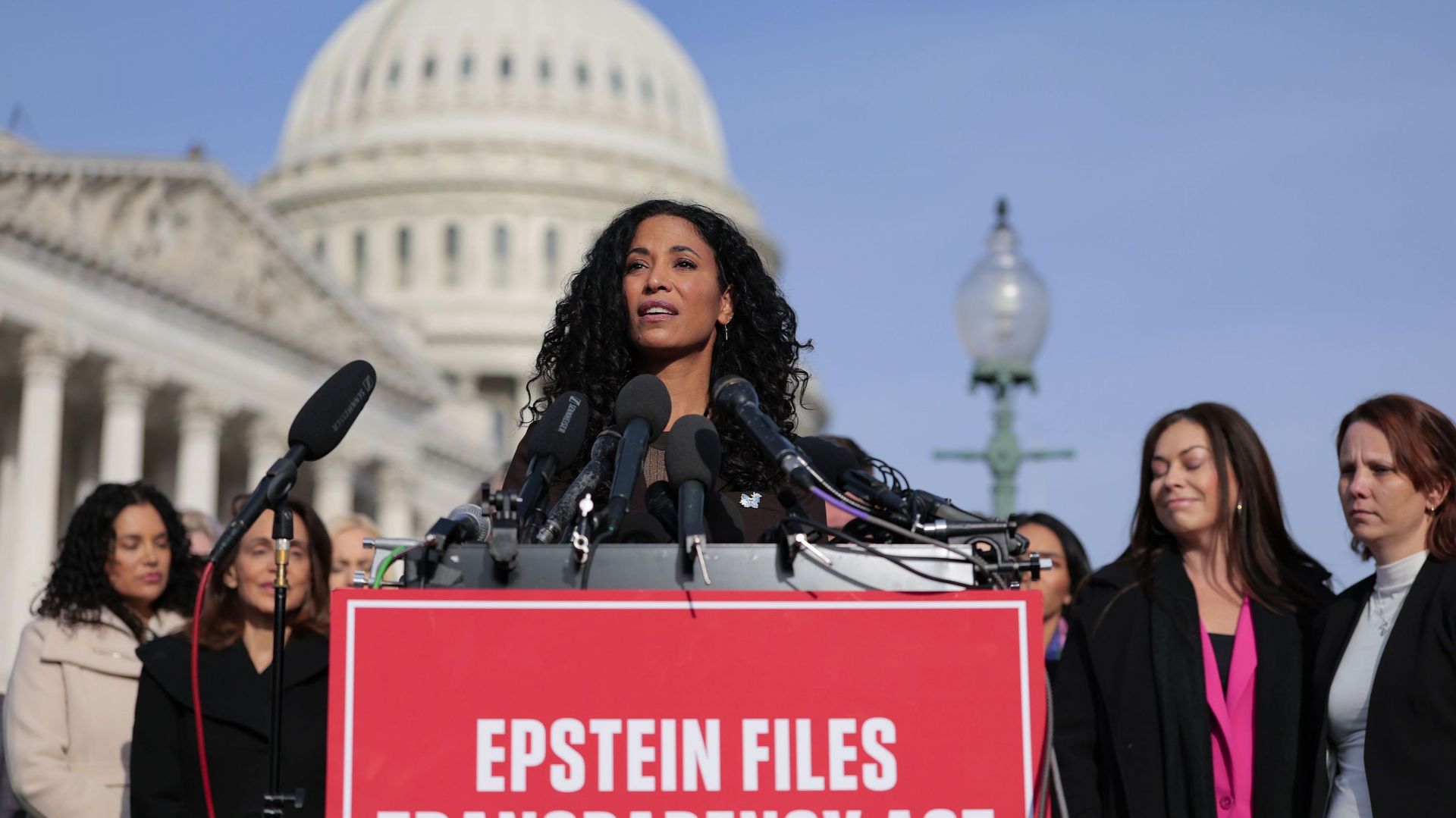 "Nous sommes très déçues" : les victimes d’Epstein dénoncent un dossier encore largement censuré