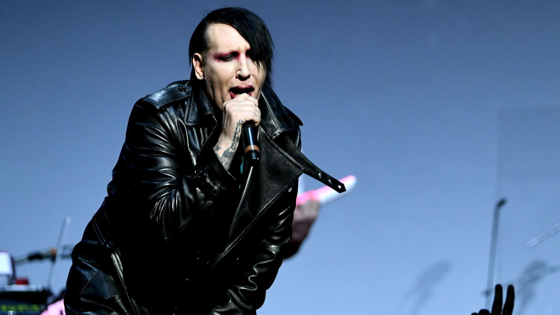 L’assistante de Marilyn Manson parle de menaces et d’intimidation tandis que les avocats du chanteur tentent de clore le dossier