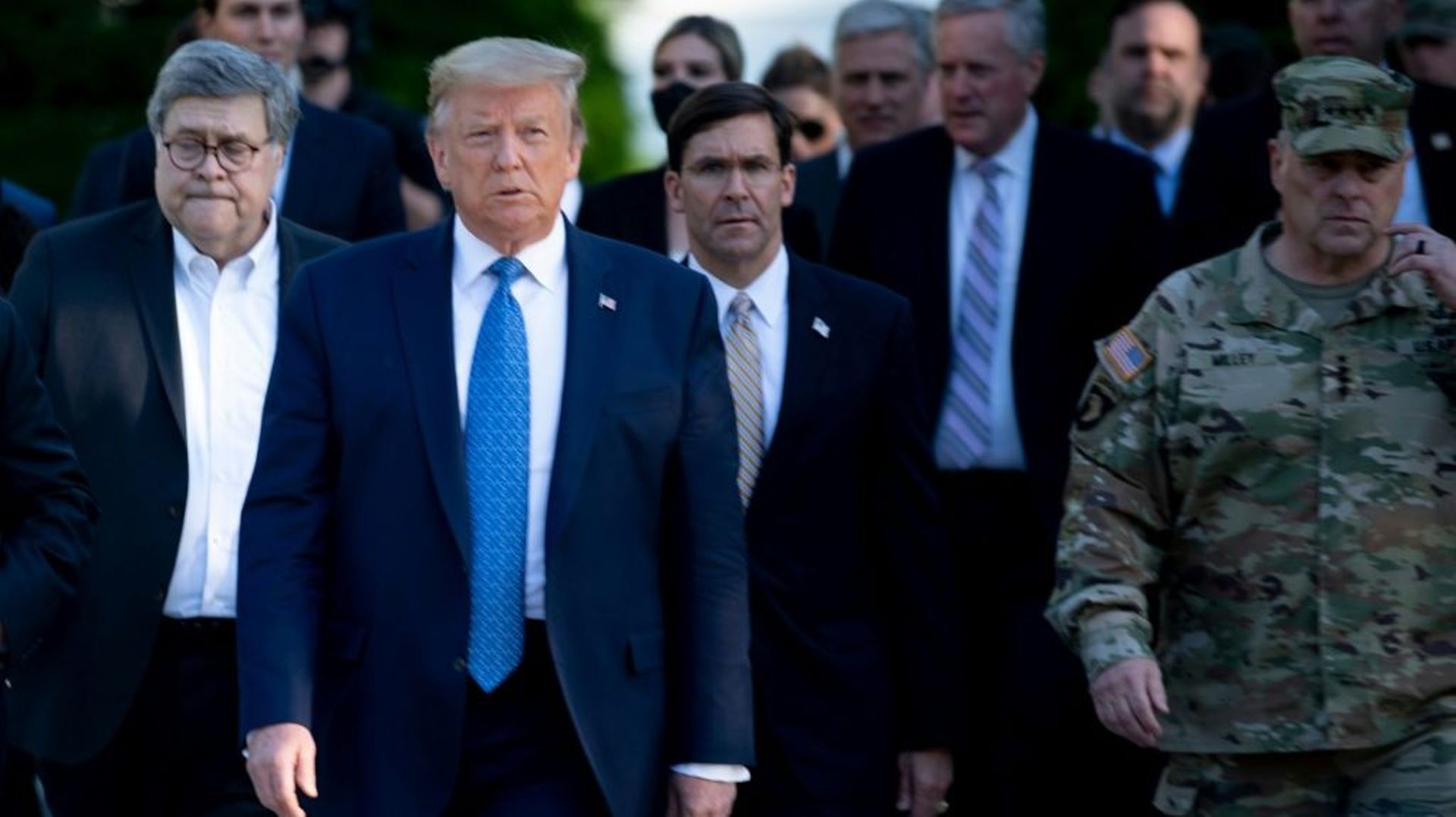 Donald Trump avec Mark Esper (à sa gauche derrière lui) le 1er juin à Washington
