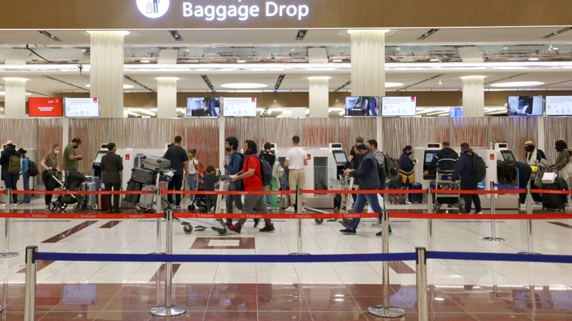 Des voyageurs à l'aéroport international de Dubaï, le 21 février 2022