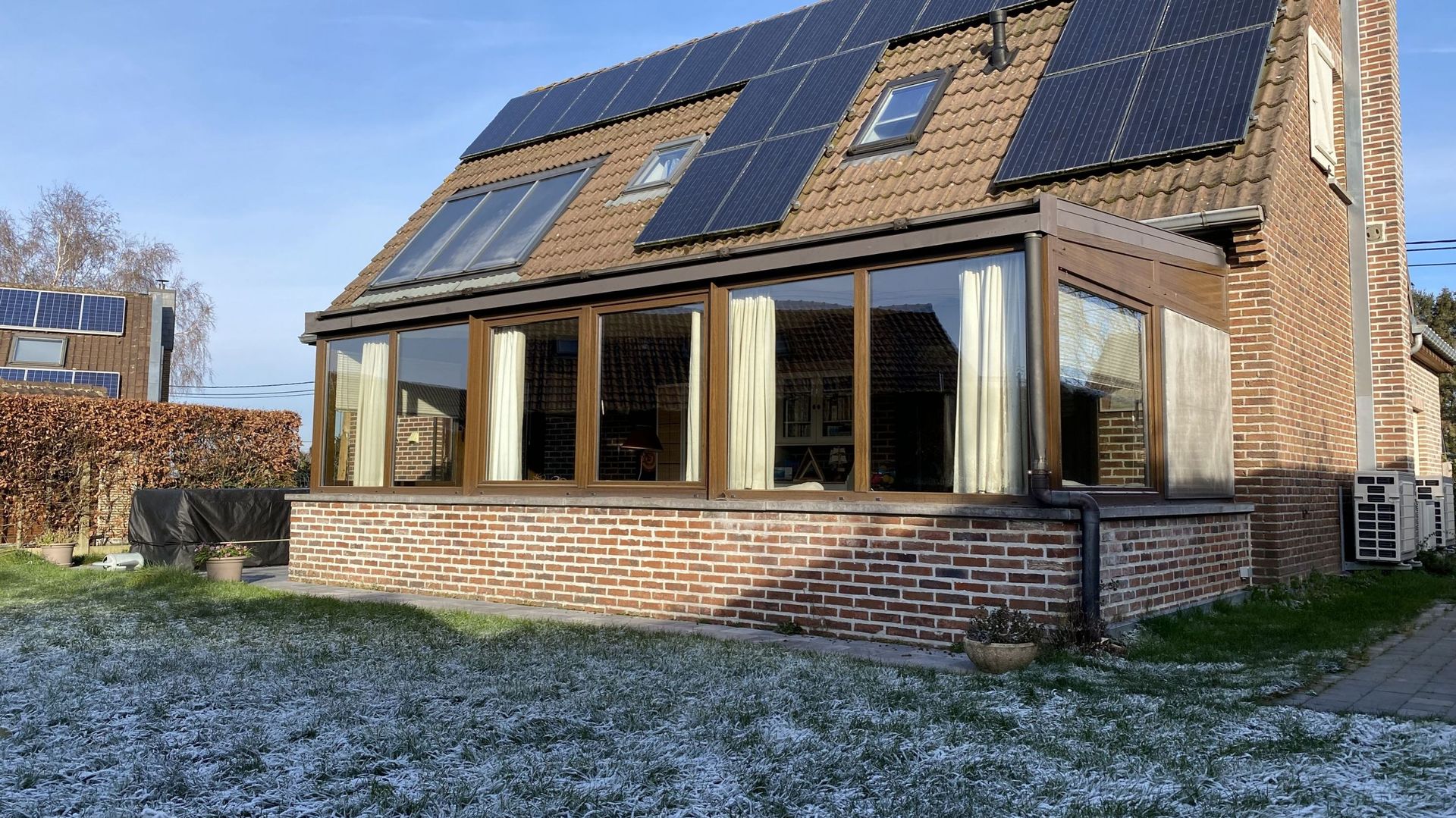 Par temps de fortes gelées, les installateurs photovoltaïques doivent souvent attendre les rayons du soleil de l’après-midi pour pouvoir travailler sur les toits en toute sécurité.