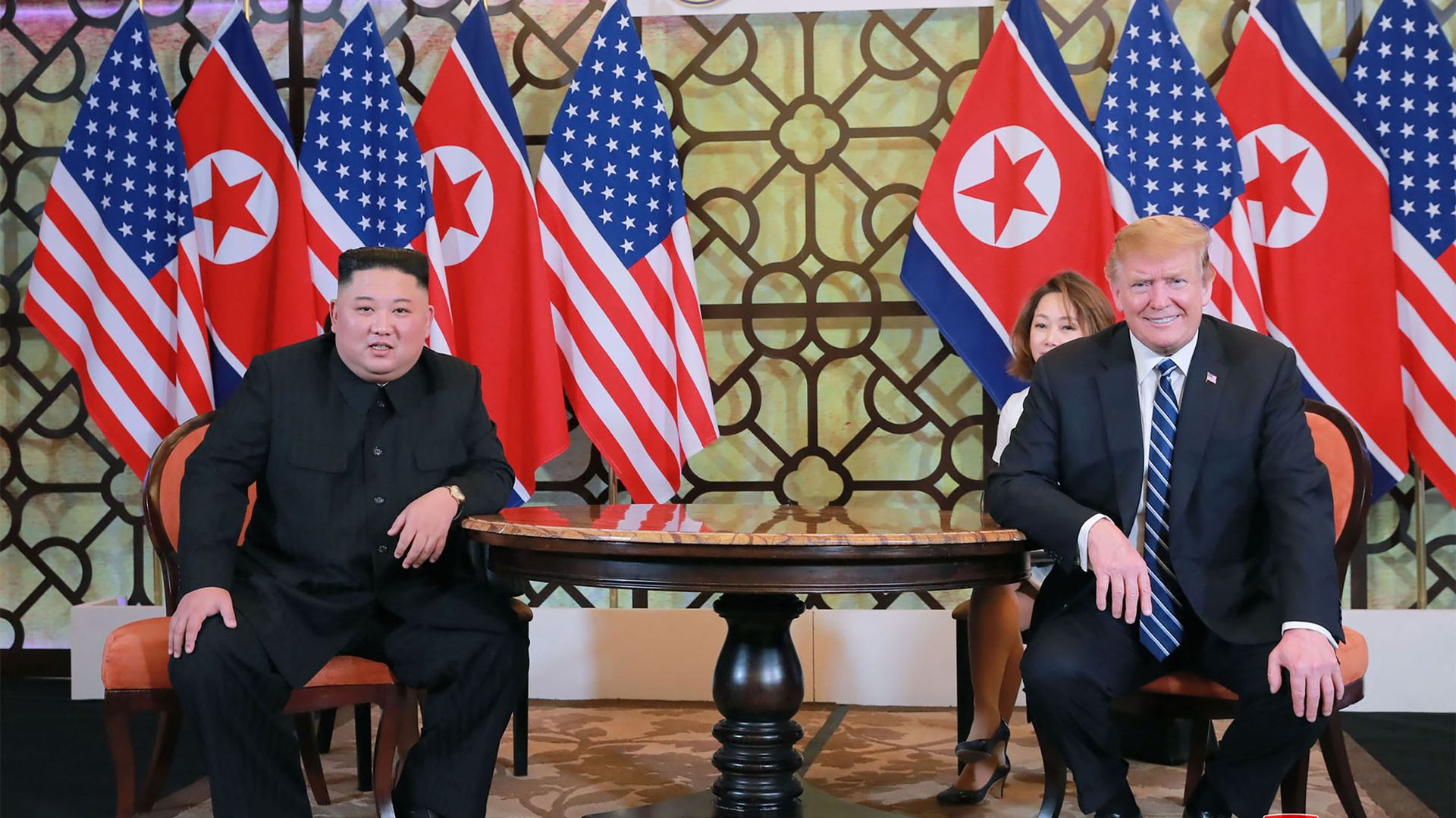 Le dirigeant nord-coréen Kim Jong Un assis avec le président américain Donald Trump à l’hôtel Sofitel Legend Metropole à Hanoï, lors du sommet à Hanoï, le 28 février 2019.
