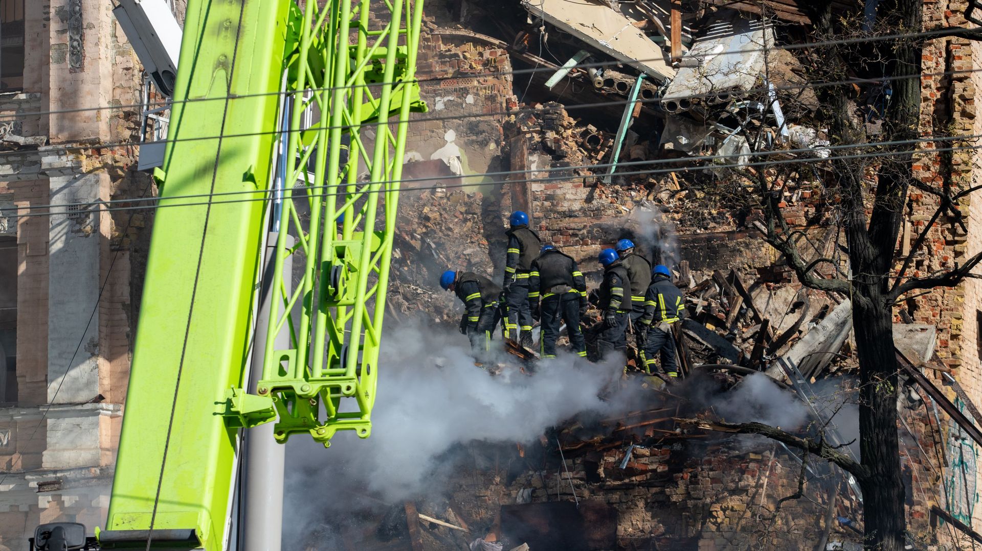 Des secours sur zone bombardée à Kiev, le 17 octobre
