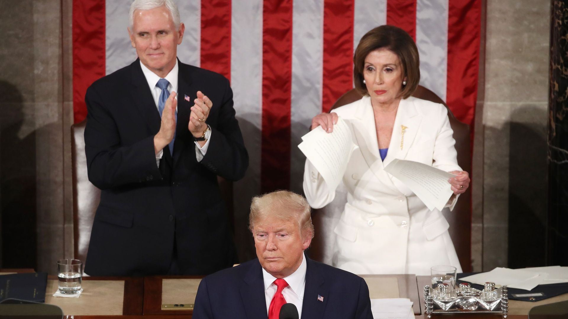 Le 4 février 2020, lors du discours de l'état de l'union, Nancy Pelosi déchire ostensiblement le texte du président Trump.