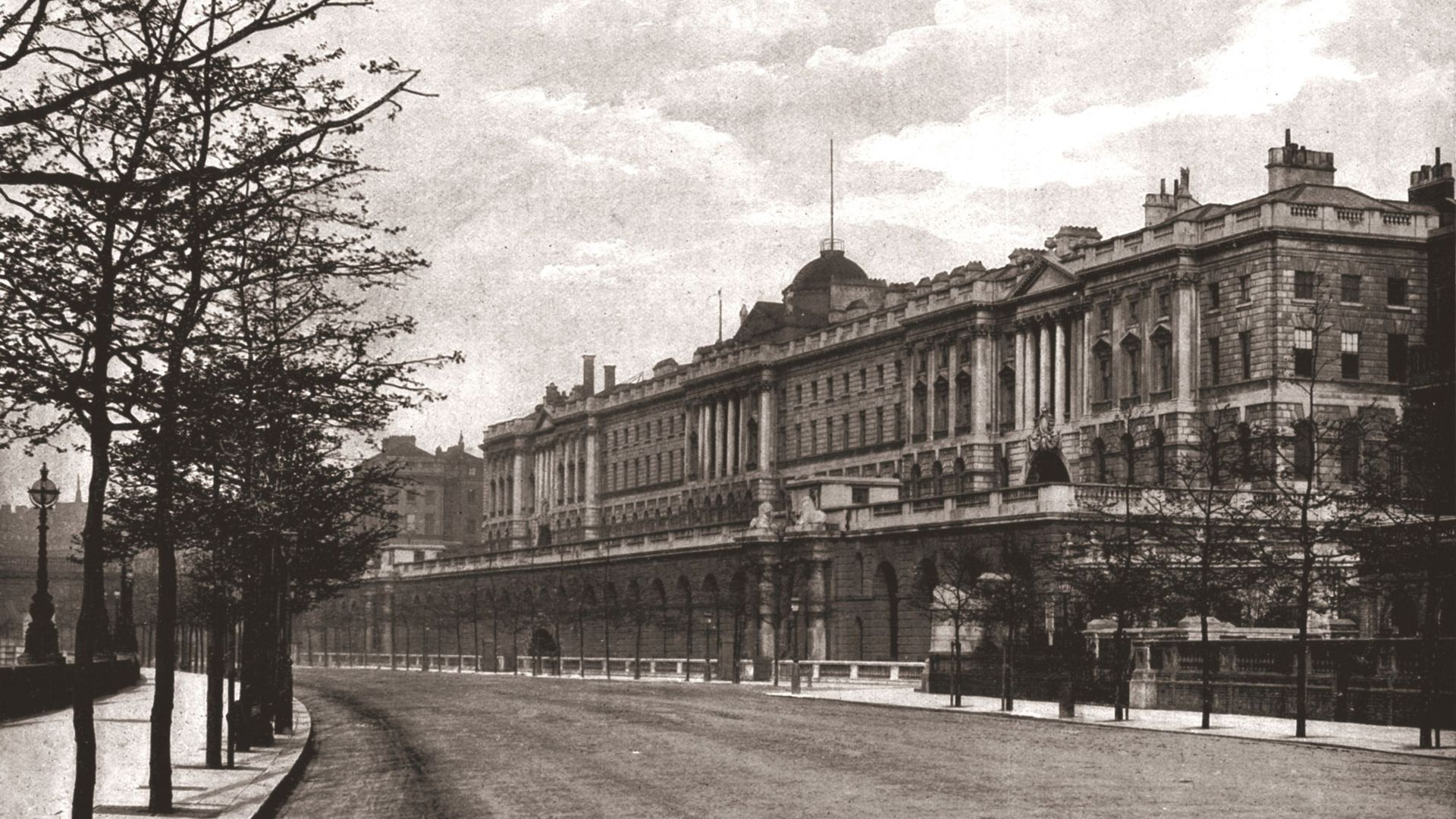 Somerset House, Londres, 1894. Conçue par Sir William Chambers et commencé en 1776, Somerset House abritait à l’origine des bureaux publics, dont le Navy Board et les trois principales sociétés savantes. Il a ensuite été converti pour abriter trois collec