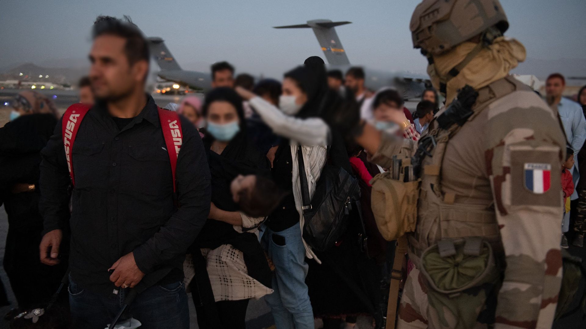 Photo diffusée par le ministère français des Armées montrant l’évacuation de civils par l’armée française à Kaboul, le 26 août 2021.