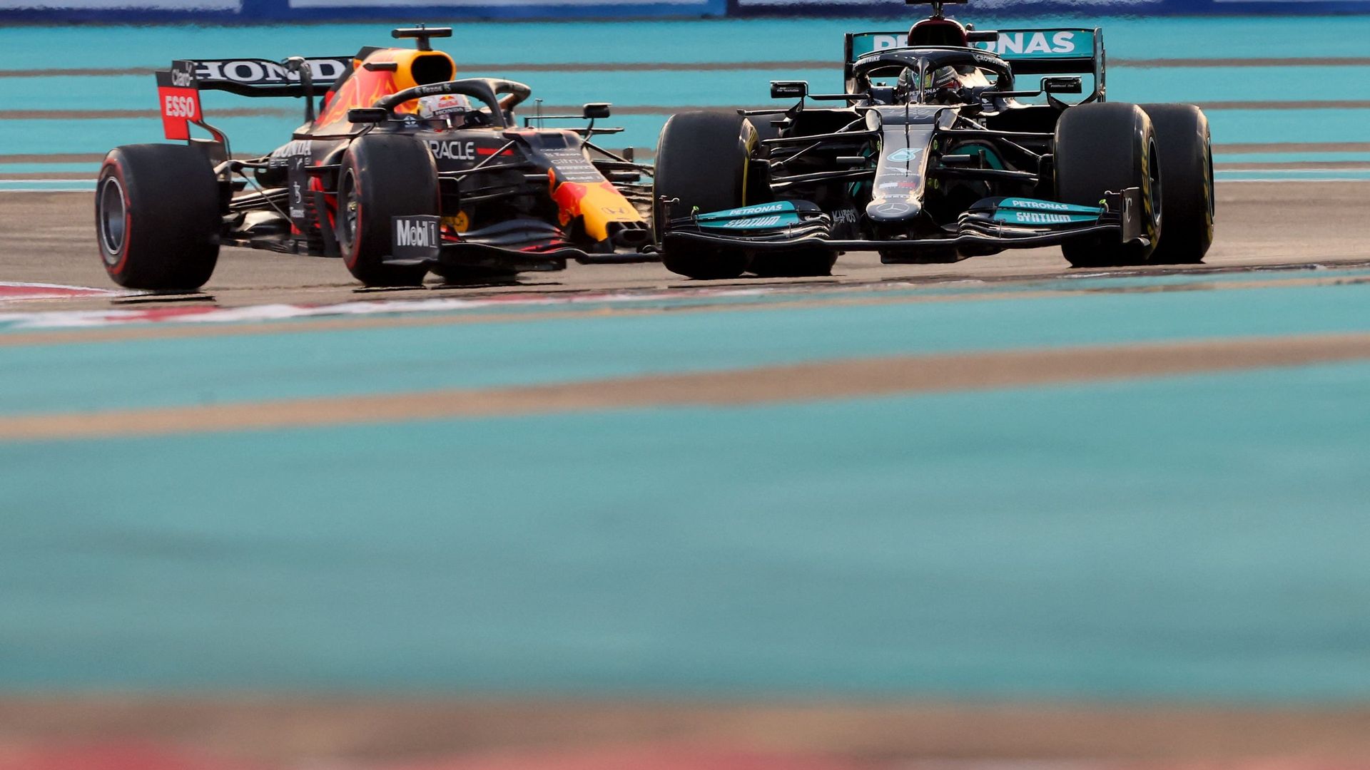 Max Verstappen et Lewis Hamilton ont terminé la saison sur un dernier tour de folie.