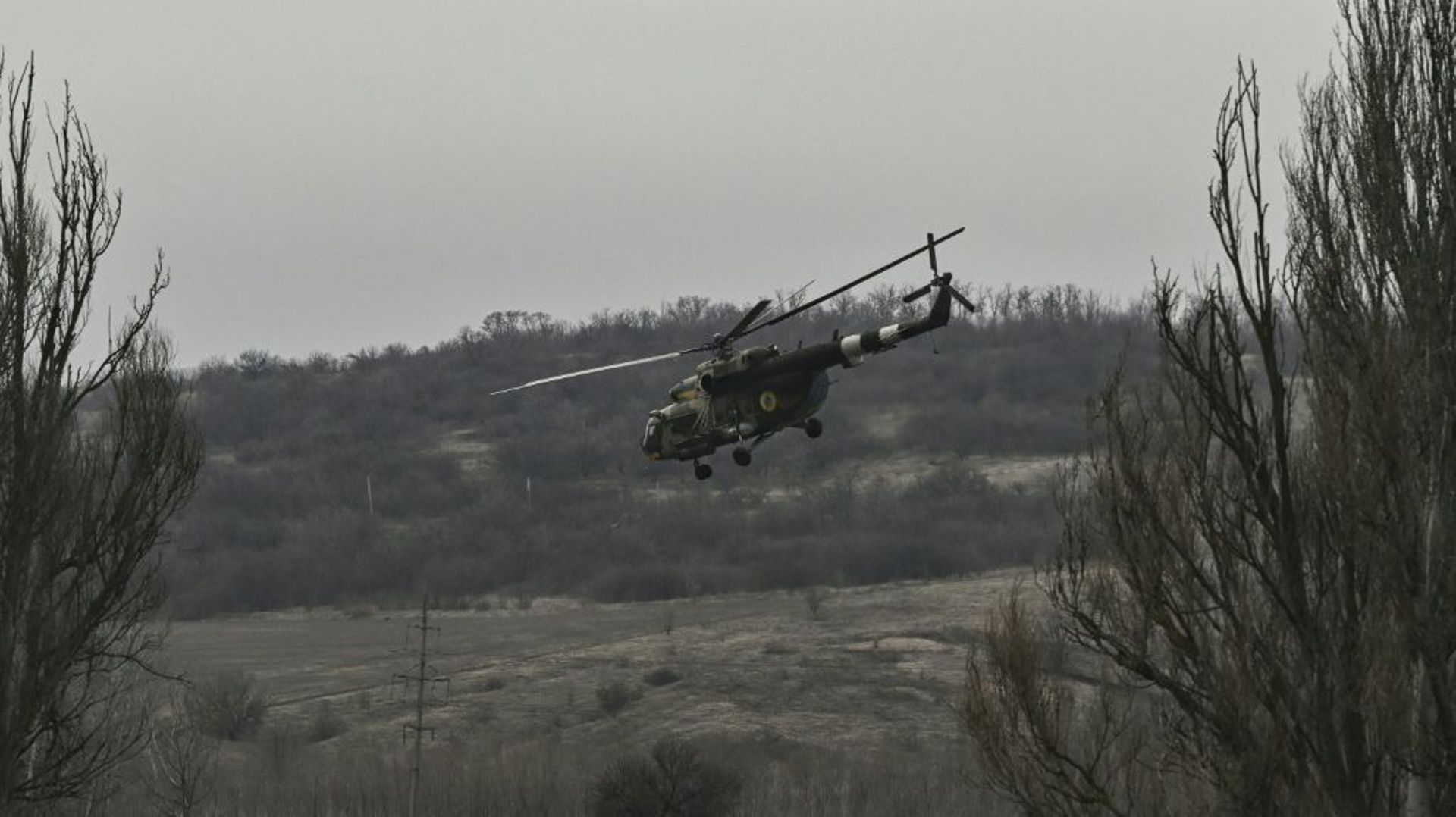 Un hélicoptère ukrainien Mil MI-8 volant dans l’est de l’Ukraine, le 10 mars 2023