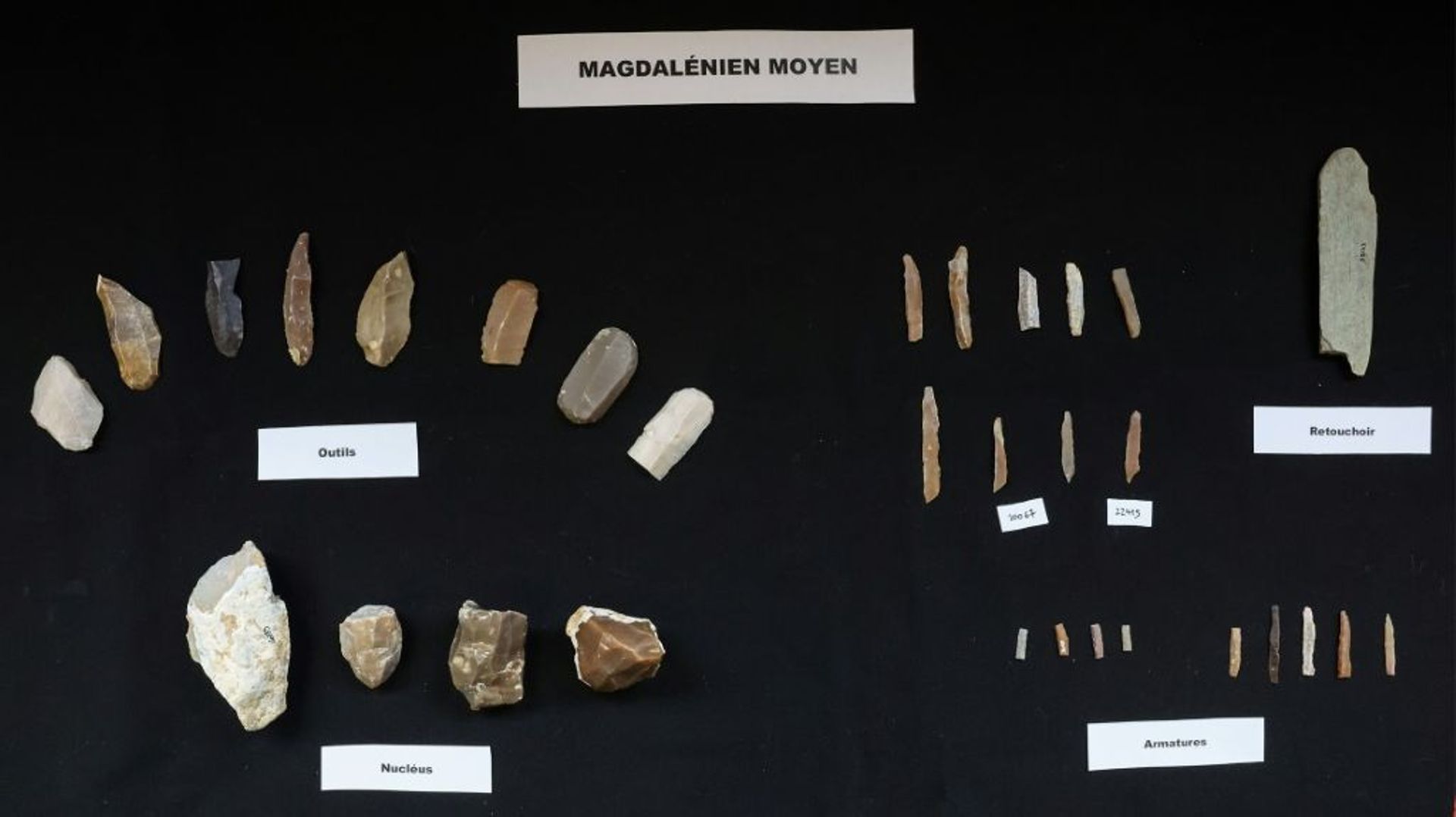 Des objets datant du tout début du Magdelanien (- 20.000 ans), le 30 mars 2023, découverts lors de fouilles sur le site de Bellegarde, dans le sud de la France.