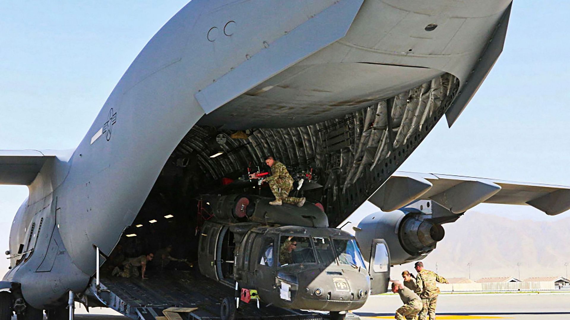Désengagement d’un hélicoptère américain Blackhawk de la base de Bagram dans le cadre de la mission Resolute Support, 29 juin 2021