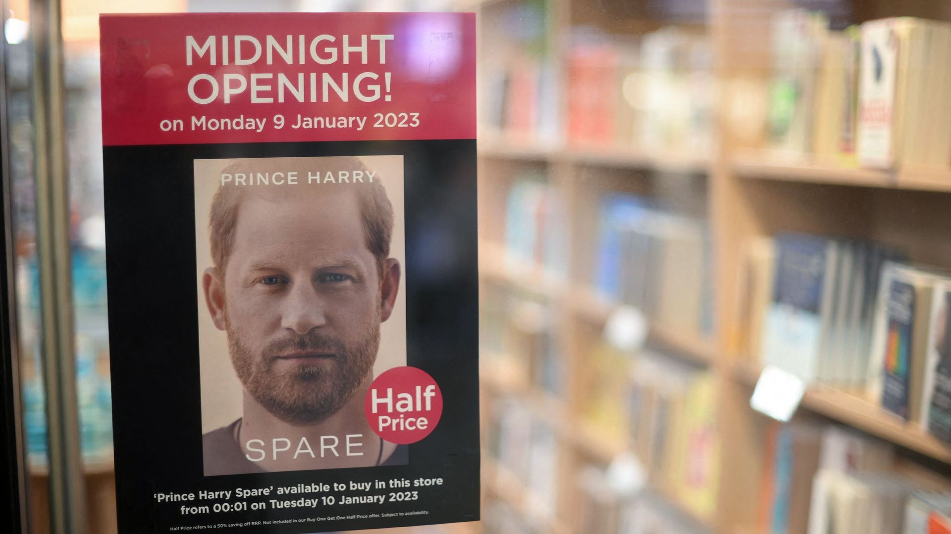 Une affiche annonçant la publication prochaine du livre "Spare" du prince Harry, duc de Sussex, est photographiée dans la vitrine d'une librairie à Londres, le 6 janvier 2023. 