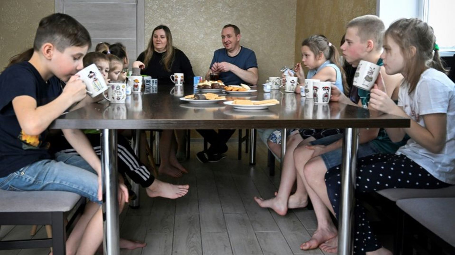 Tea time pour la famille nombreuse de Roman et Ekaterina Vinogradov à Novossibirsk (Sibérie), le 10 mars 2023