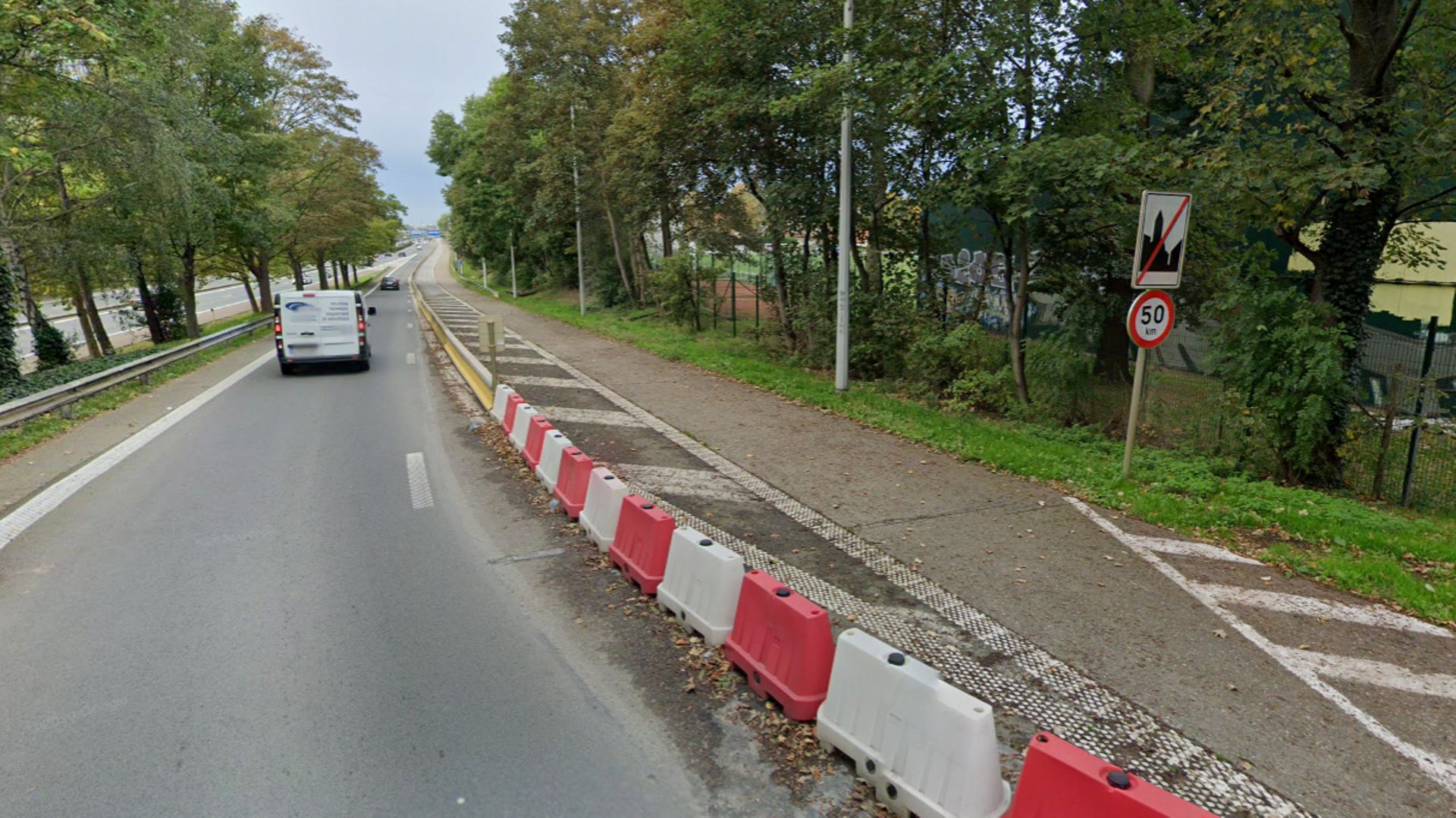 Une piste cyclable à la fin de l'autoroute E40 vers Bruxelles.