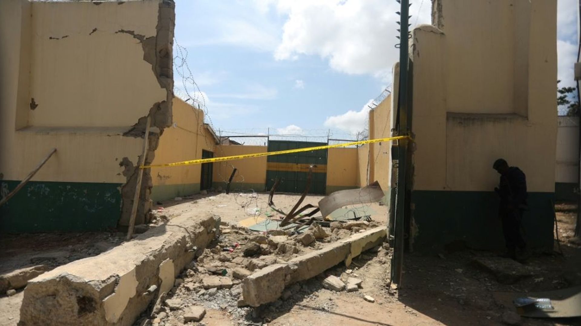 Vue générale du Centre pénitentiaire de moyenne sécurité de Kuje, dans la banlieue d’Abuja, après avoir subi une attaque présumée de Boko Haram, le 6 juillet 2022.