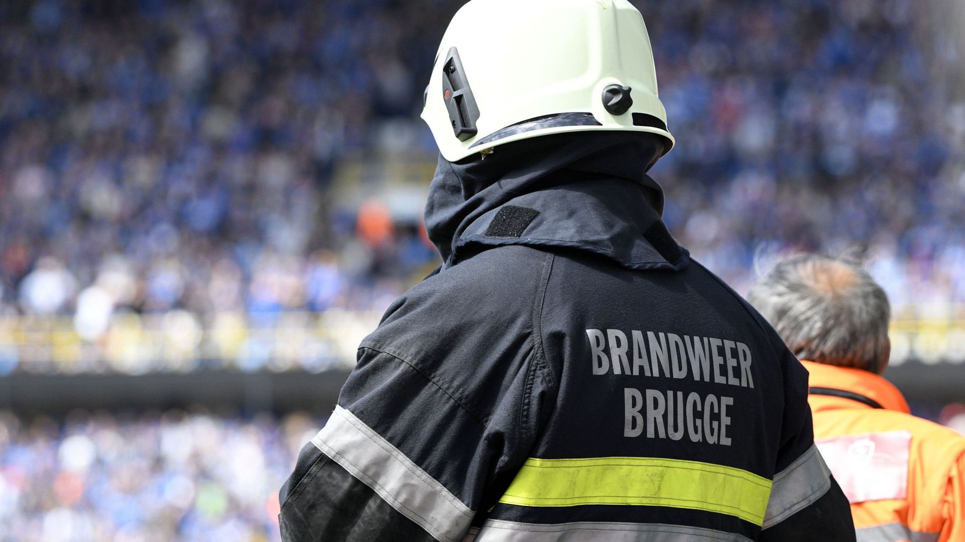 Incendie à Bruges : des mesures prises suite à la libération d'amiante dans l'air, le match contre Charleroi maintenu