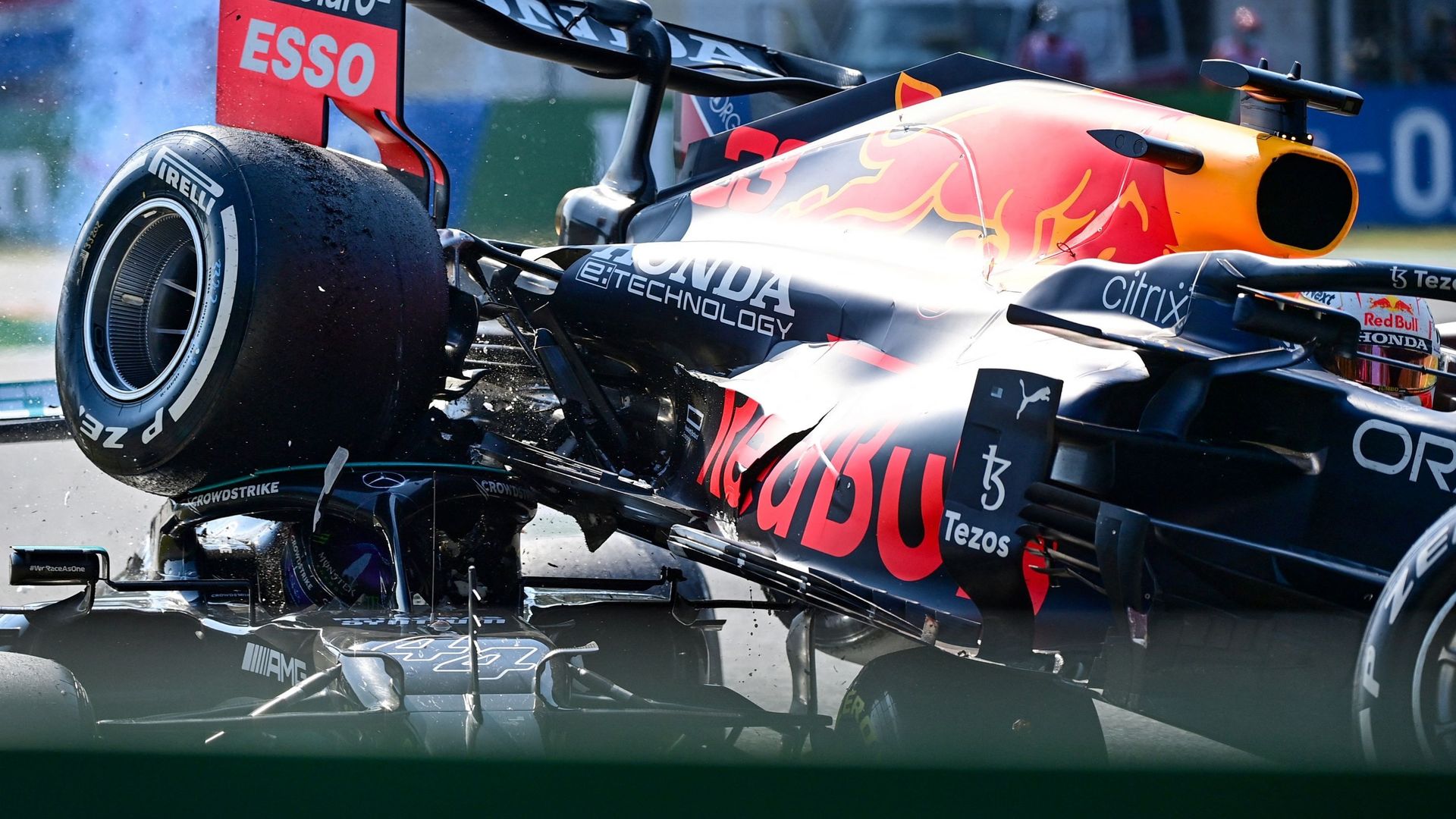 La Red Bull de Max Verstappen passe au-dessus de la Mercedes de Lewis Hamilton lors du Grand Prix d'Italie à Monza