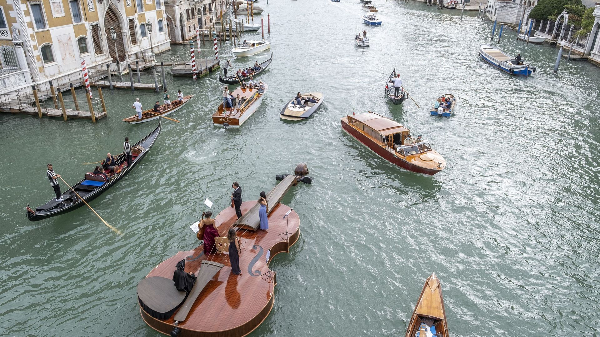 Le Violon de Noé a effectué son premier tour de Venise avec à son bord un quatuor à cordes
