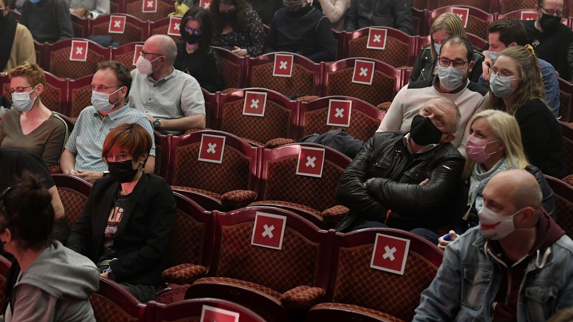 Spectateurs masqués et espacés lors d’un évènement test au Petit Théâtre de Spa