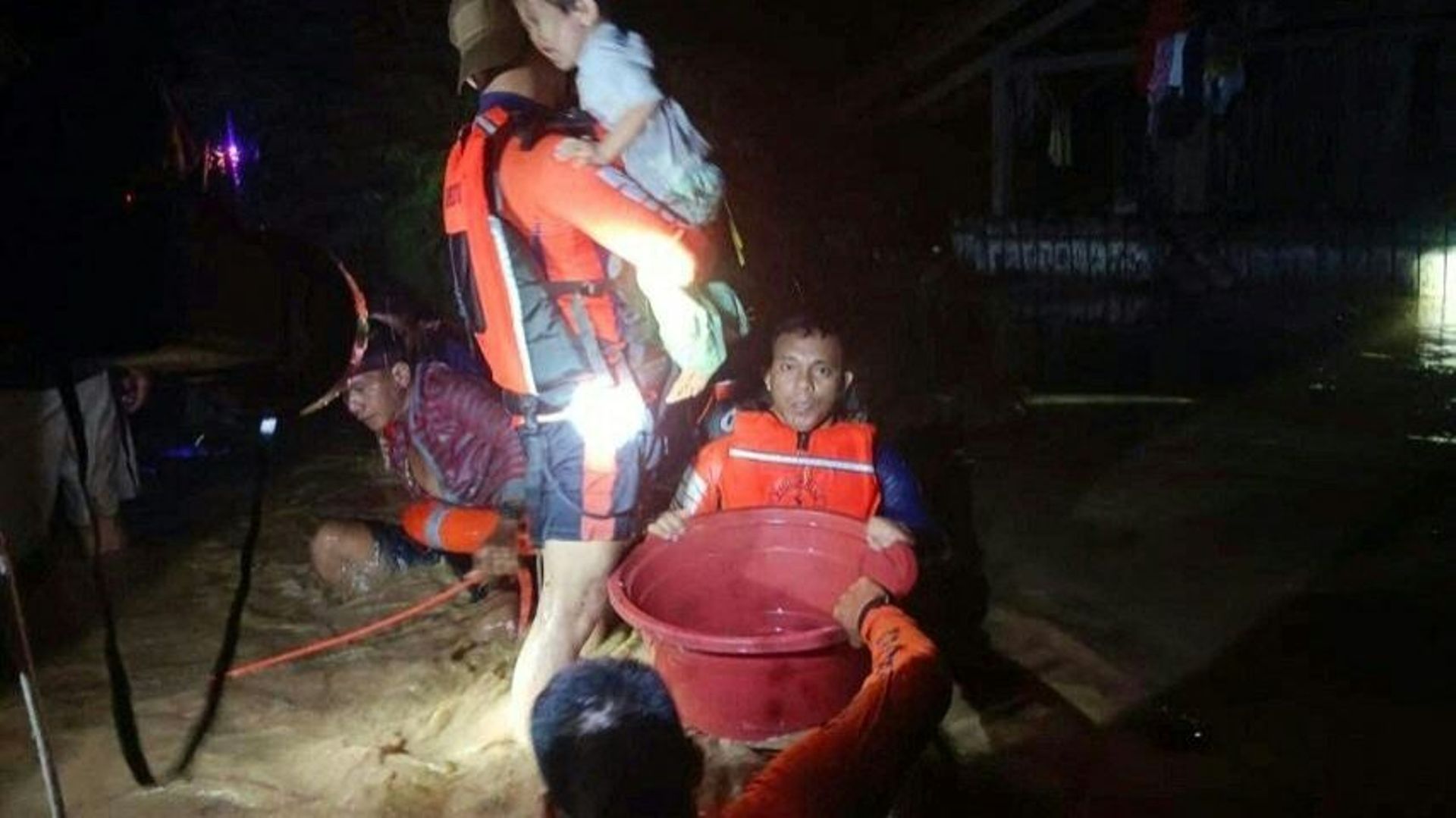 Cette photo prise le 25 décembre 2022 et reçue le 26 décembre des garde-côtes philippins montre des sauveteurs évacuant des personnes d’une zone inondée à Ozamiz City, Misamis Occidental.