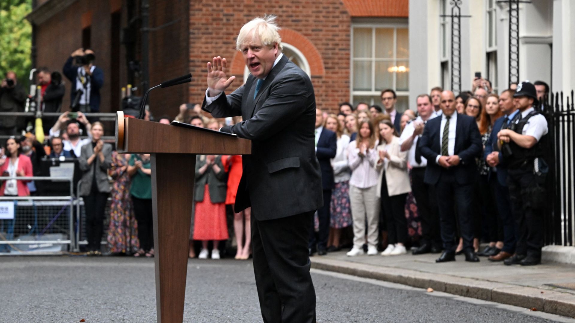 Le Premier ministre britannique sortant Boris Johnson prononce son dernier discours devant le 10 Downing Street, dans le centre de Londres, le 6 septembre 2022, avant de se rendre à Balmoral pour remettre sa démission.