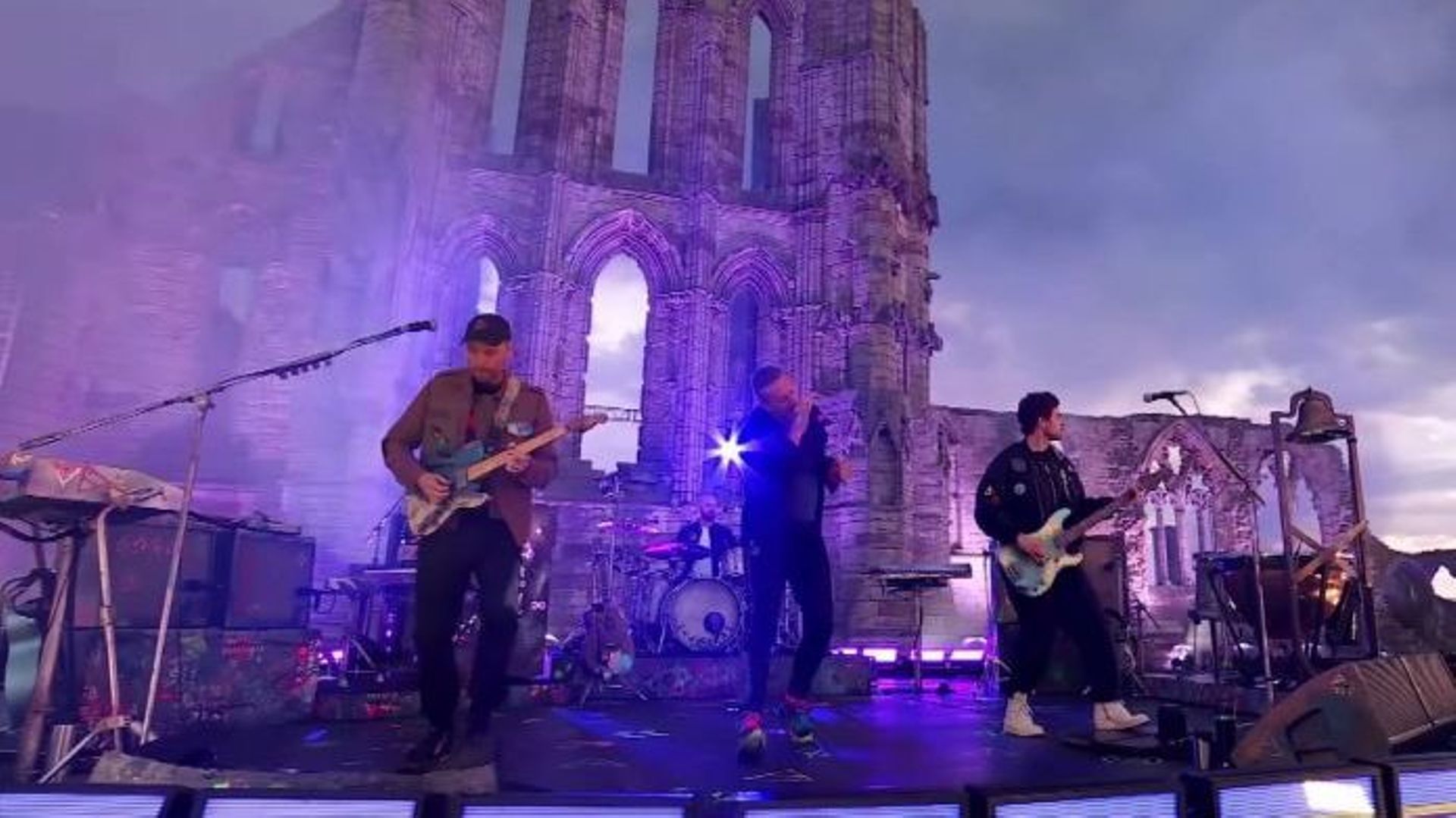 Coldplay joue devant la Whitby Abbey