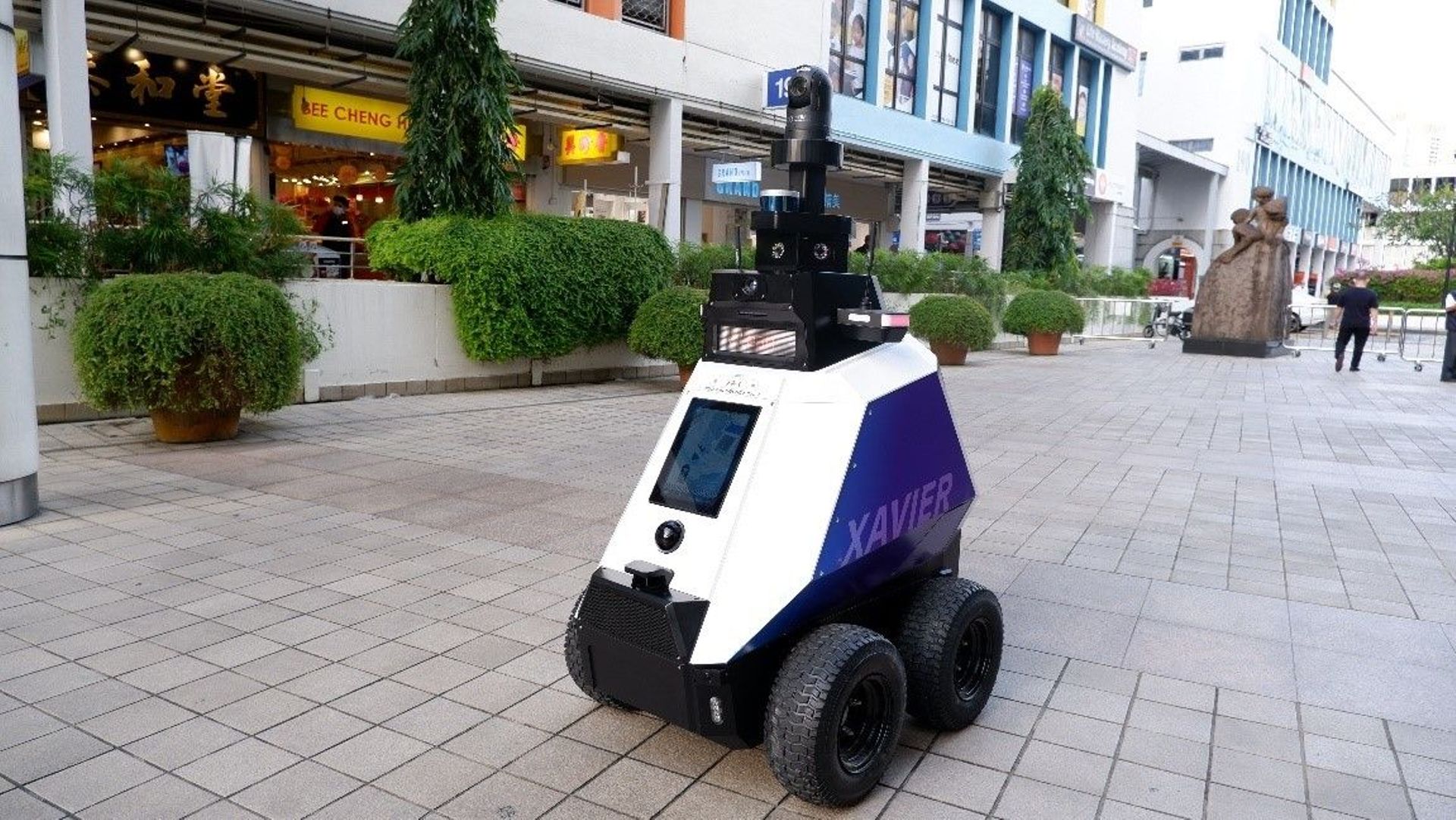 Le robot Xavier sillonne le quartier de Toa Payoh, à Singapour, à la recherche d’infractions sur la place publique.
